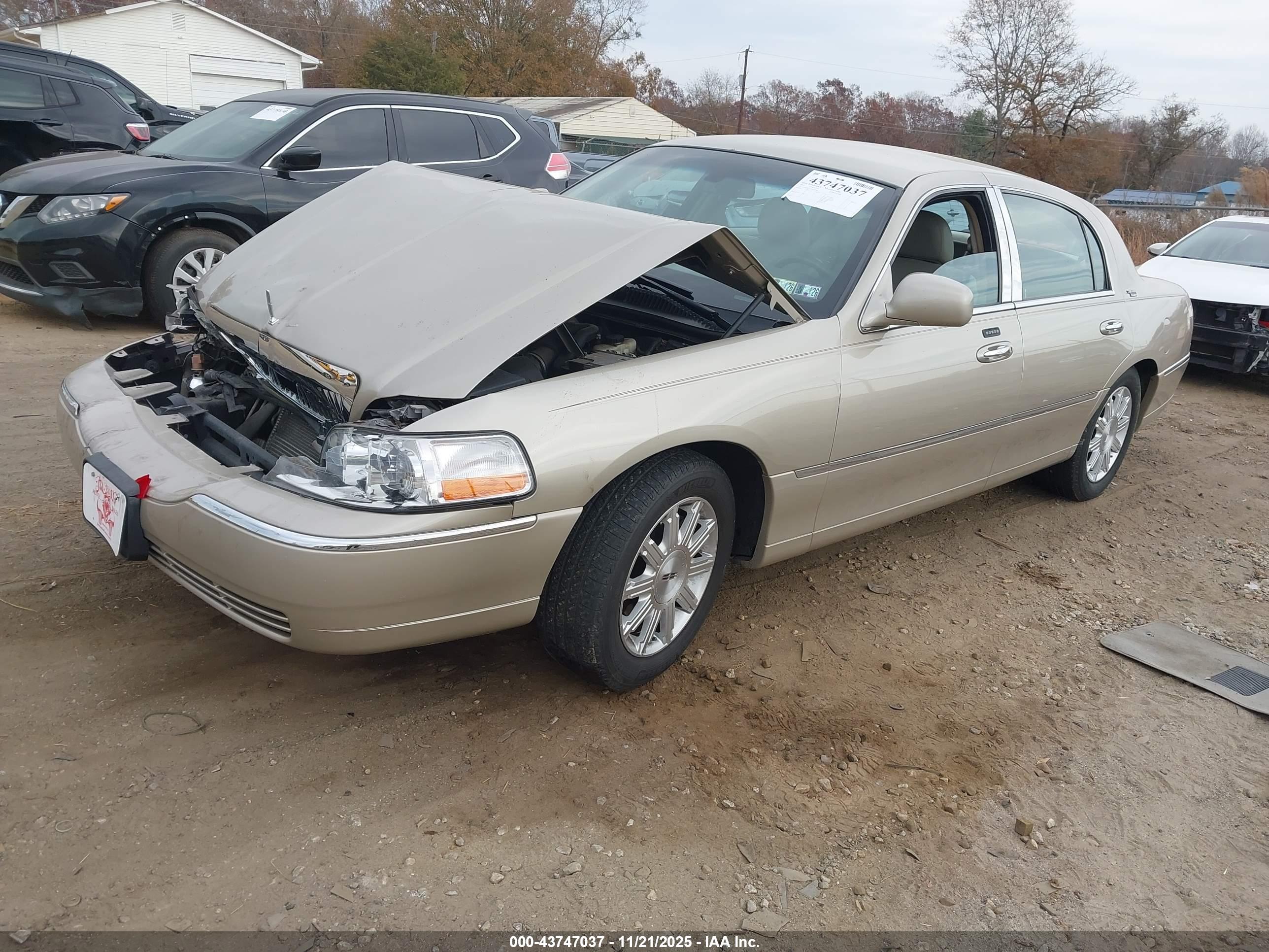 LINCOLN TOWN image 2