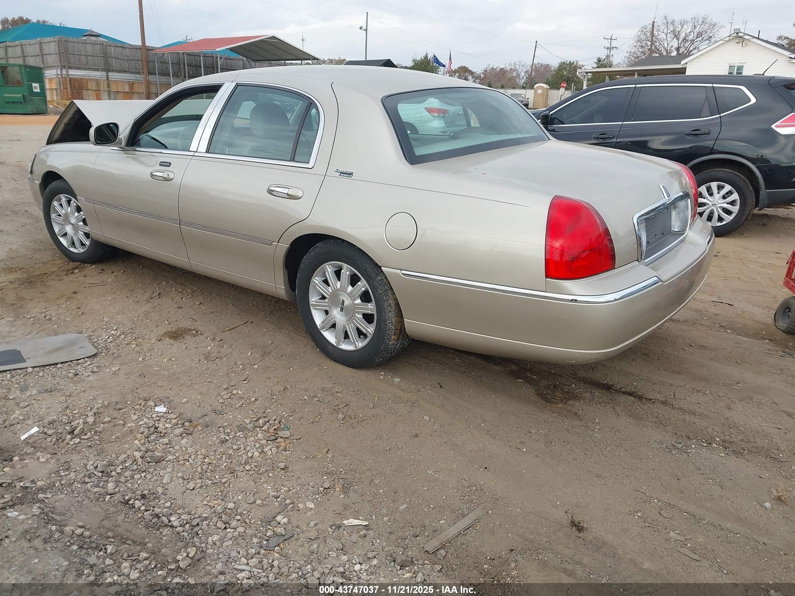 LINCOLN TOWN image 3