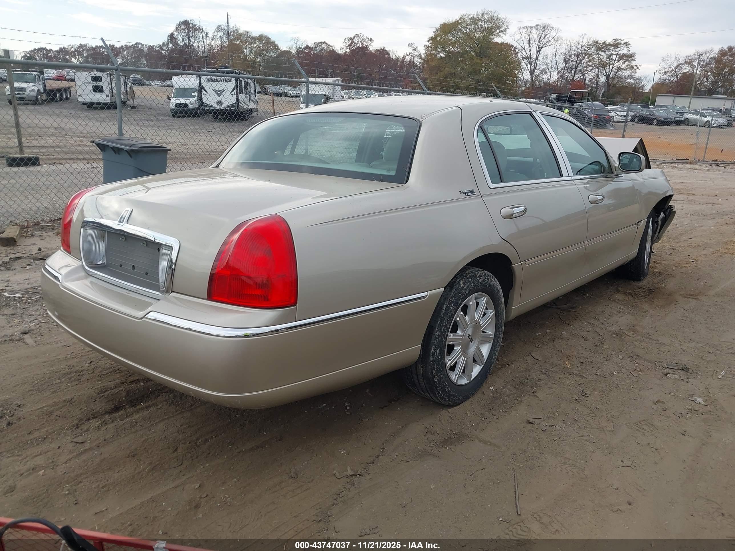 LINCOLN TOWN image 4