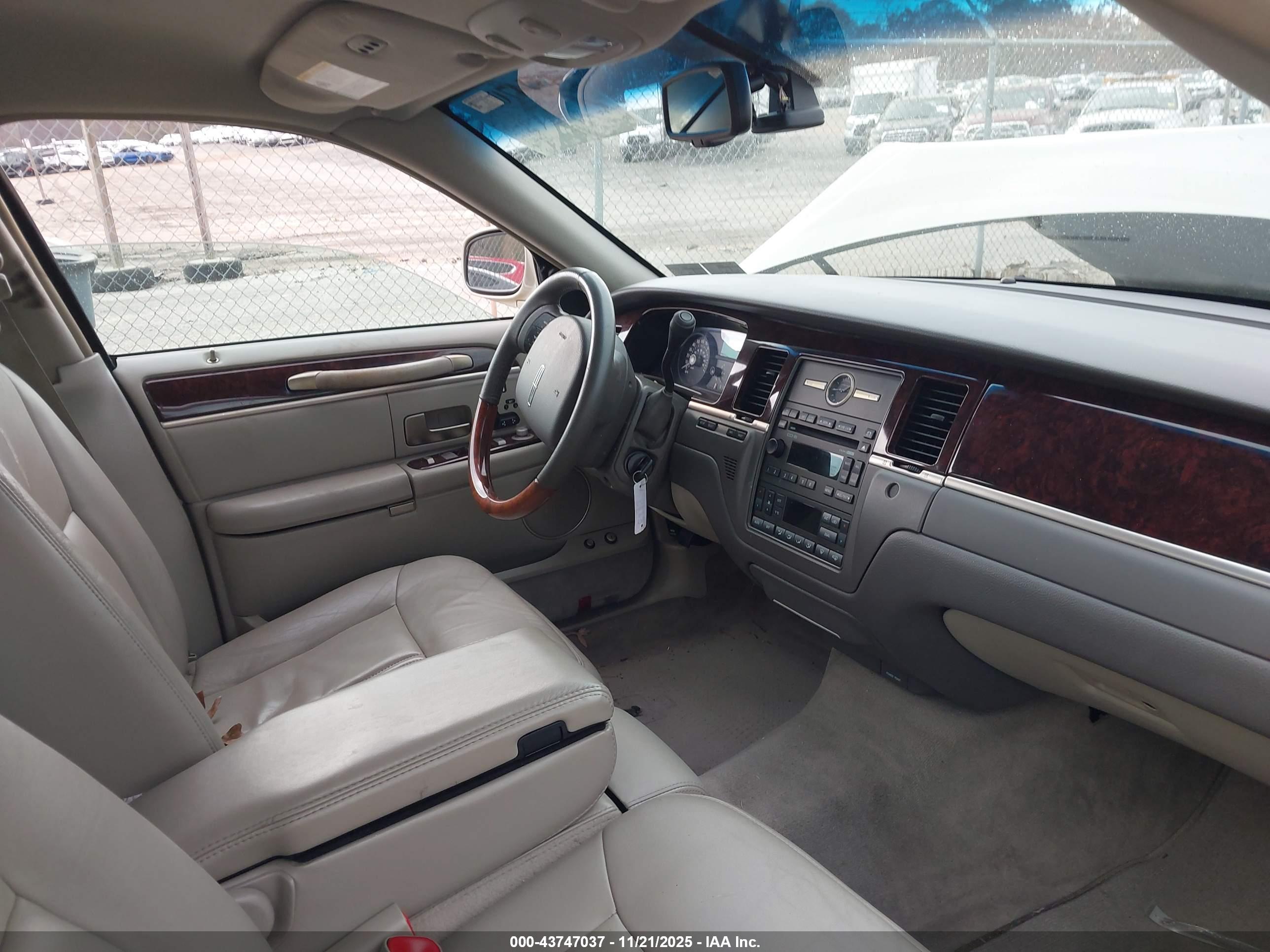 LINCOLN TOWN image 5