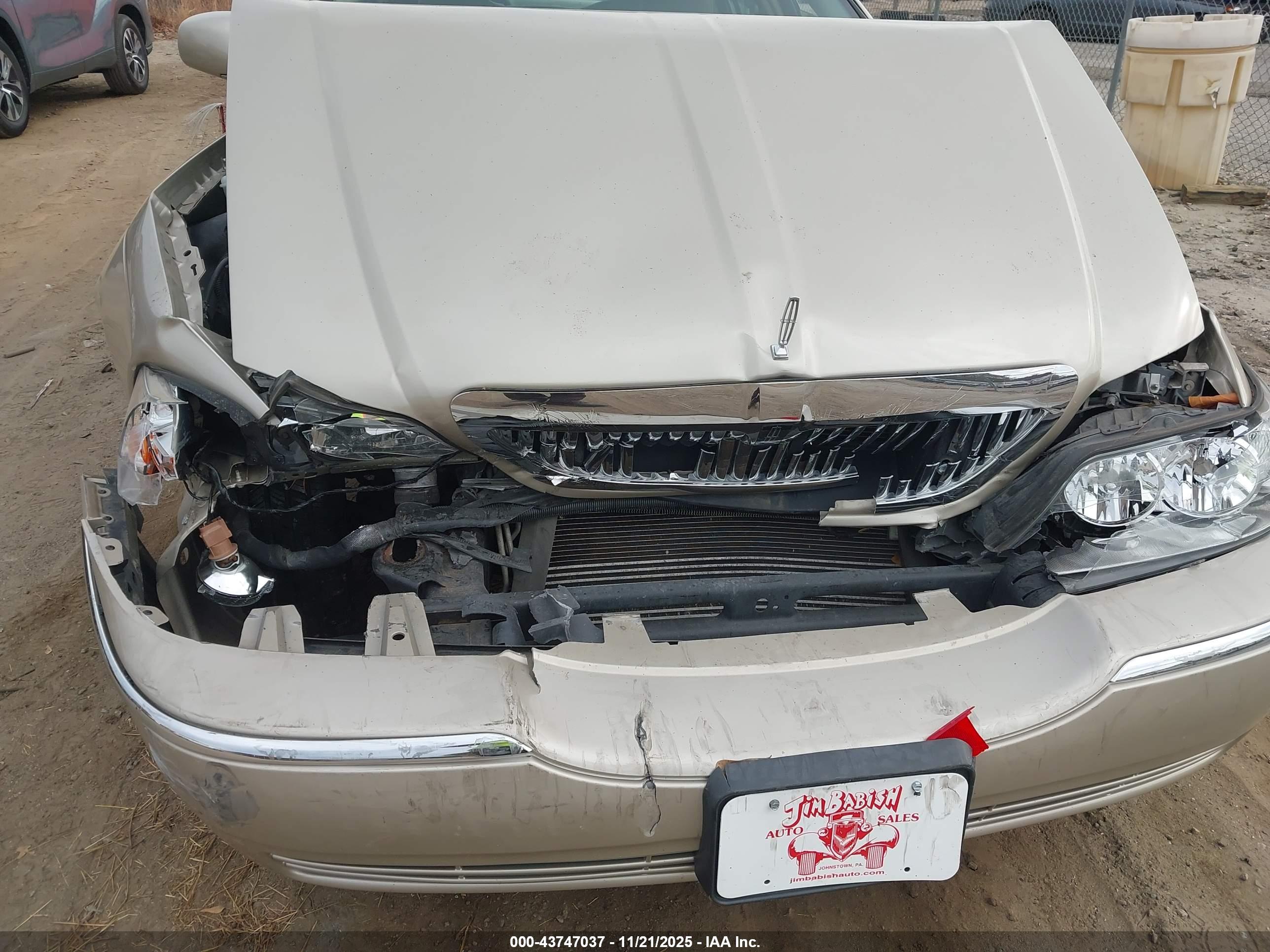 LINCOLN TOWN image 6