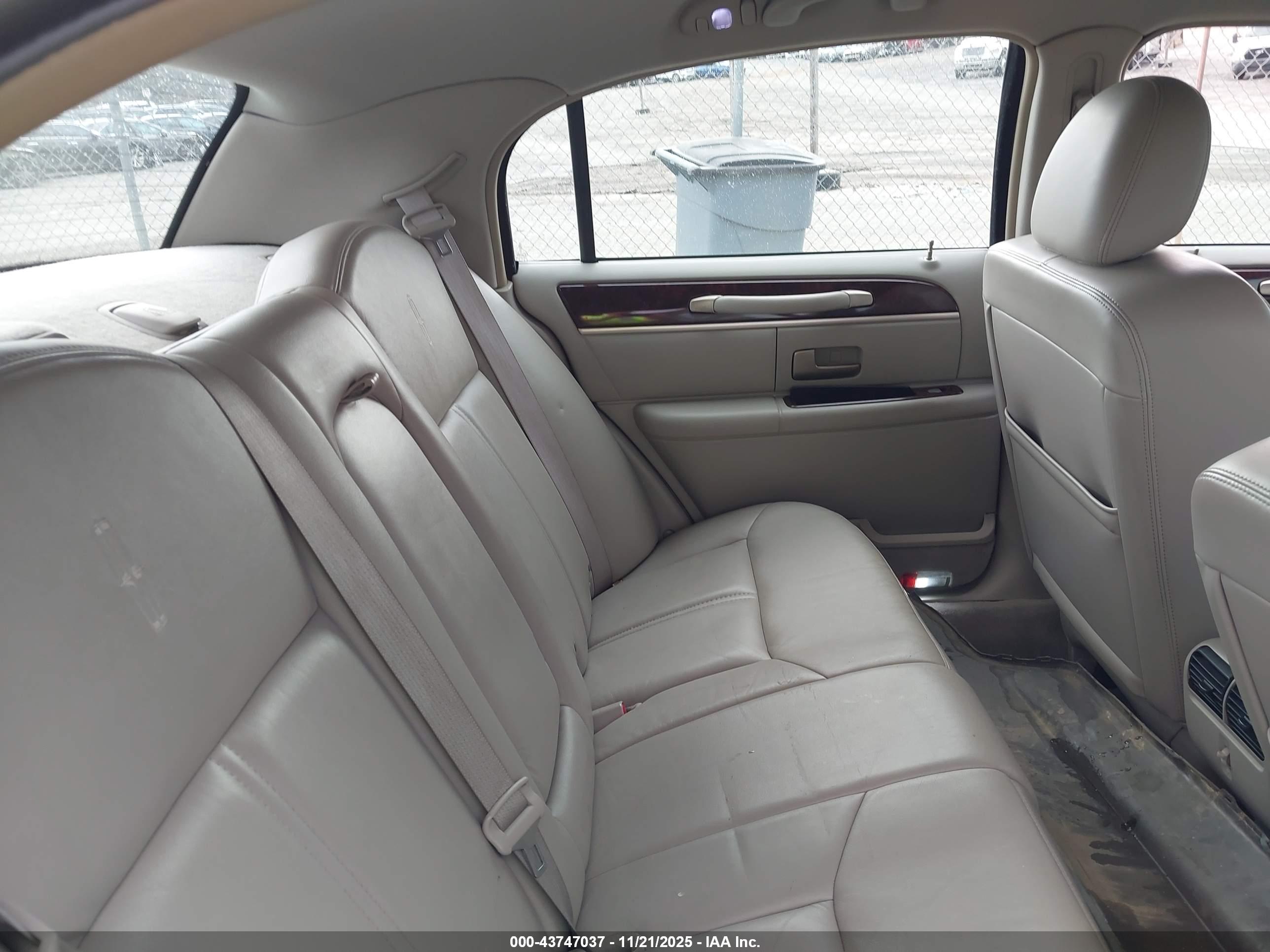 LINCOLN TOWN image 8
