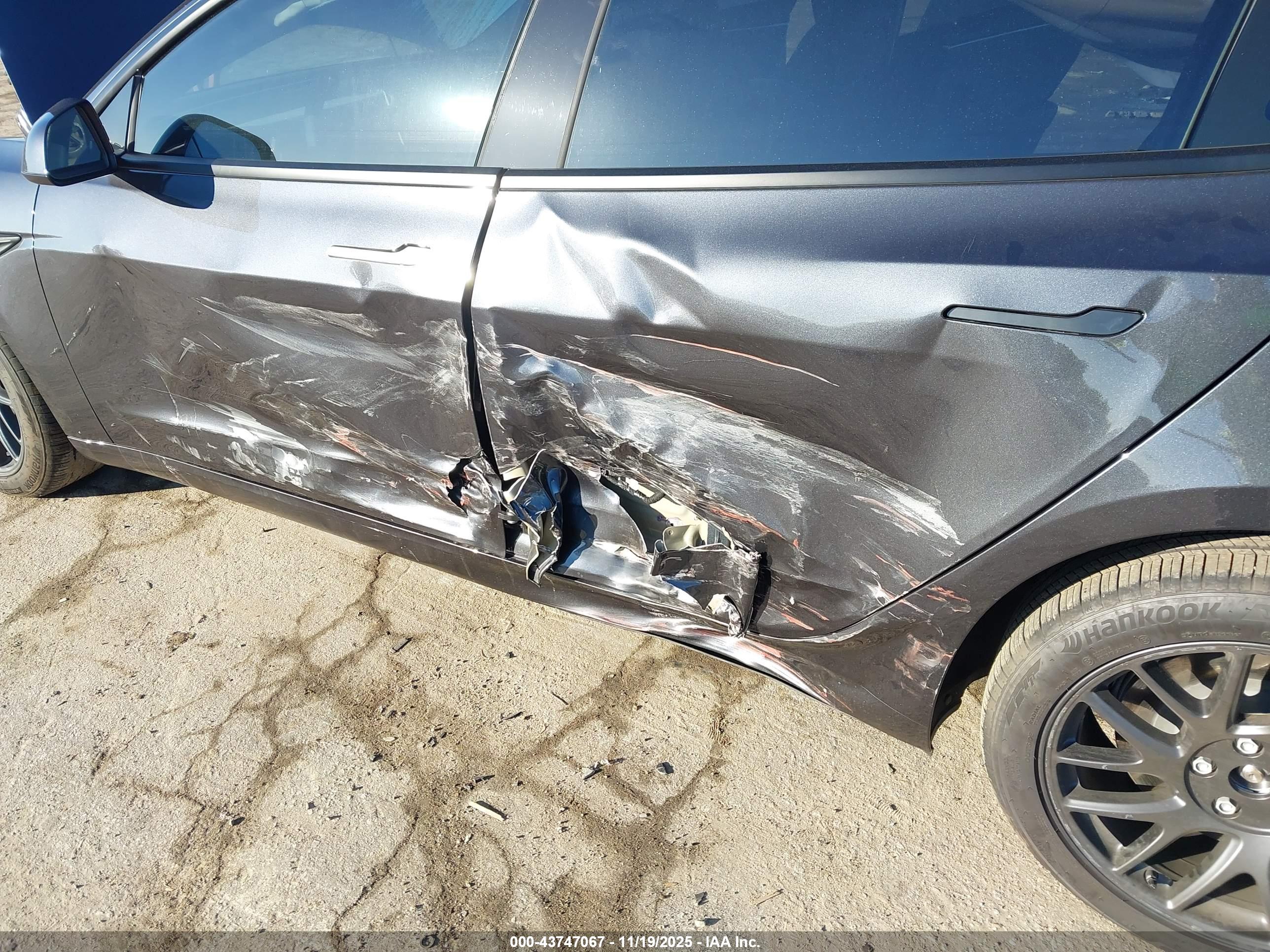 TESLA MODEL image 6