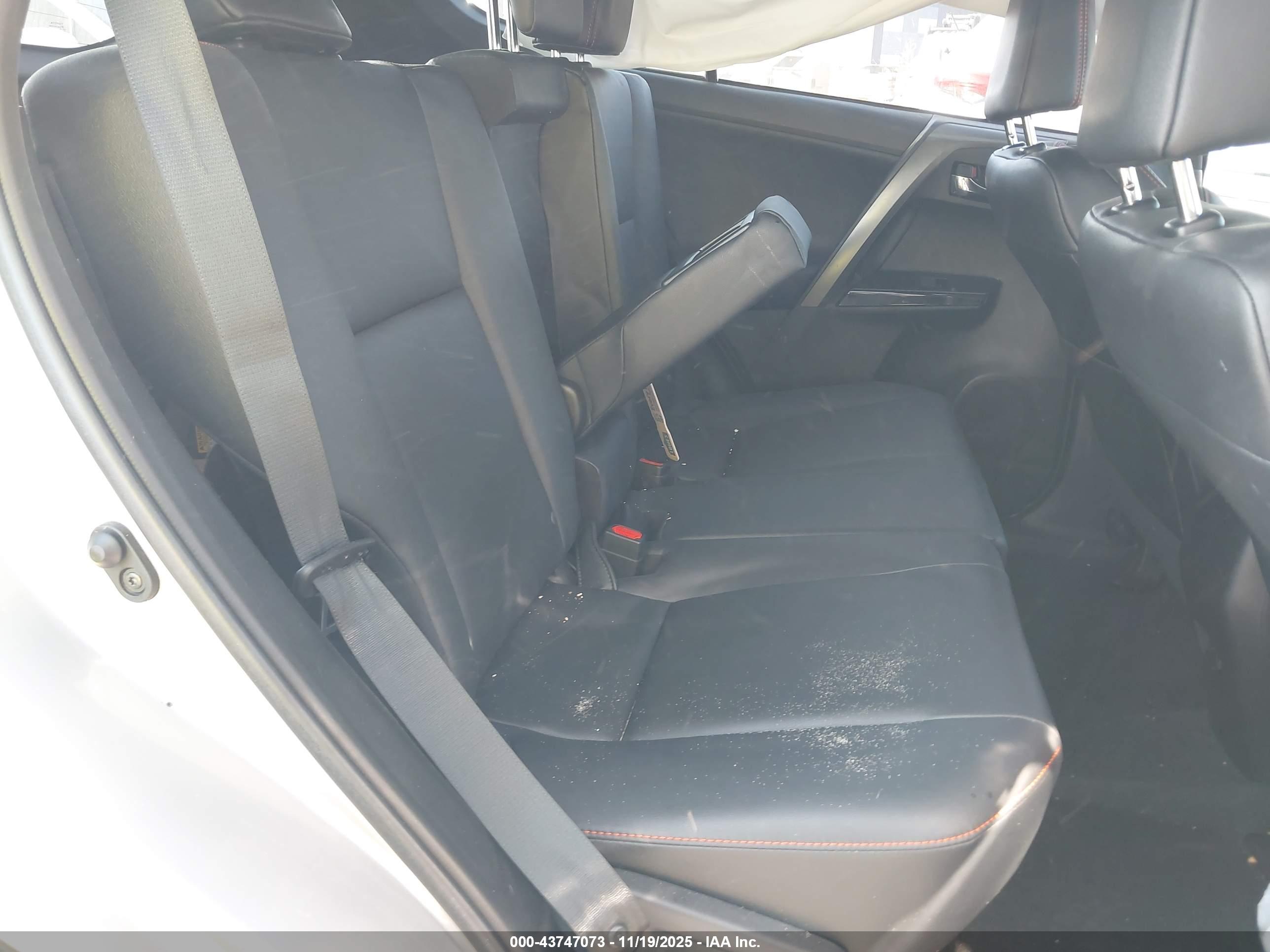 TOYOTA RAV4 image 8