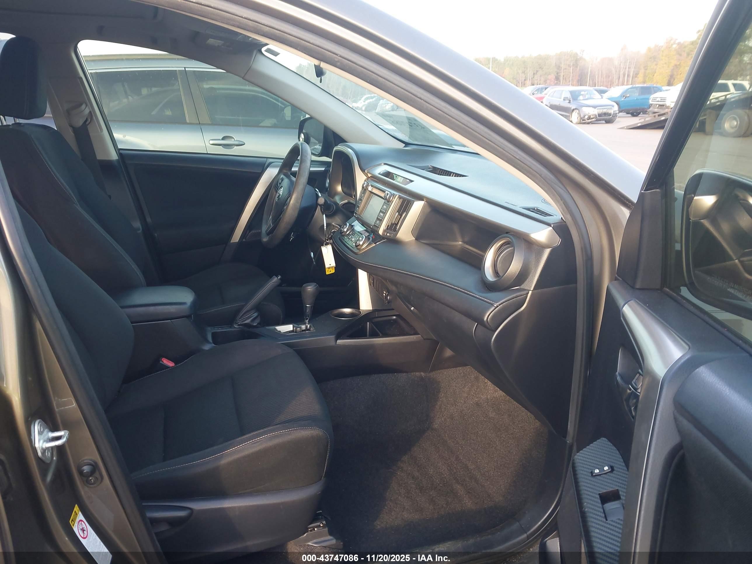 TOYOTA RAV4 image 5