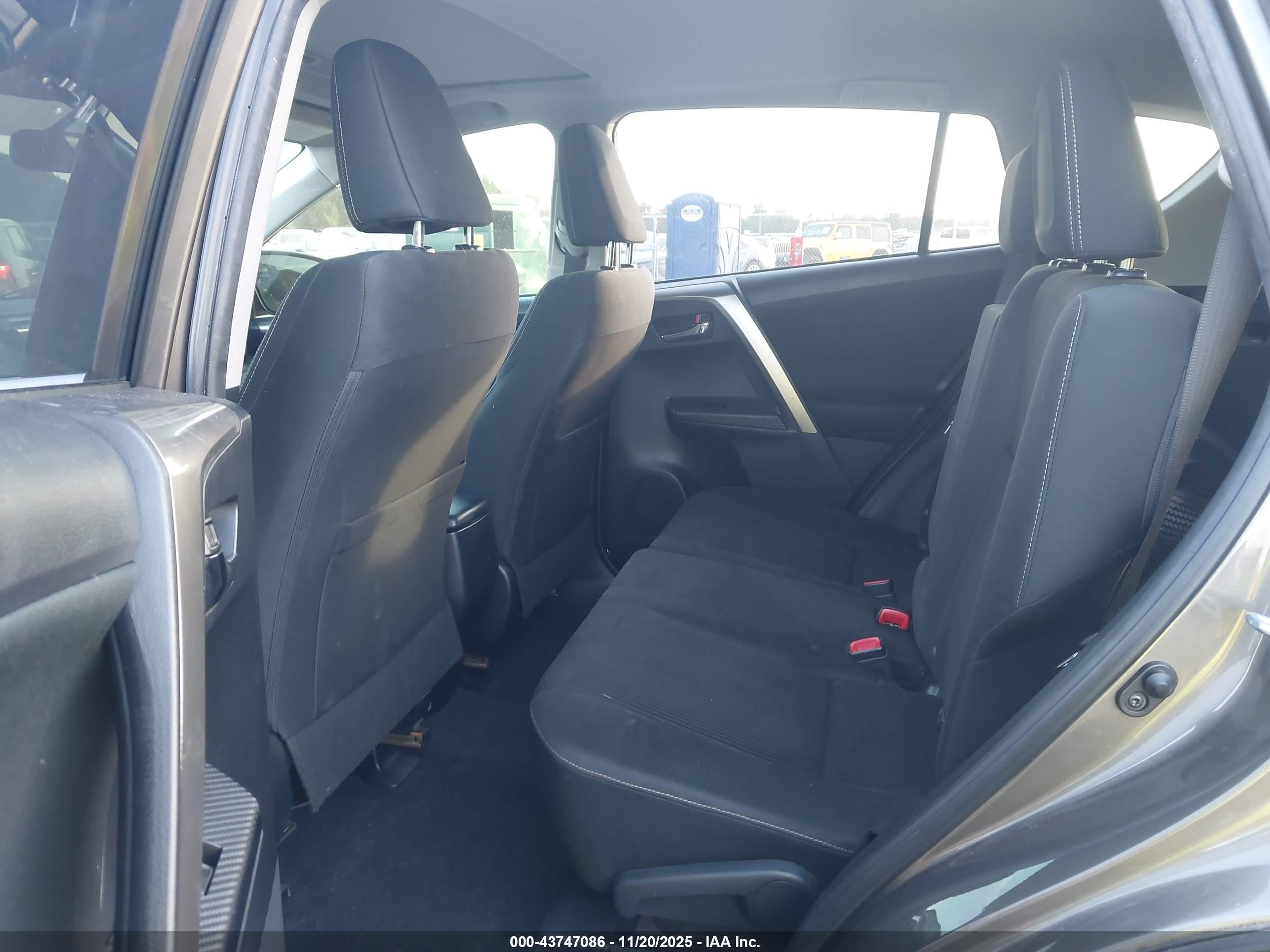 TOYOTA RAV4 image 8