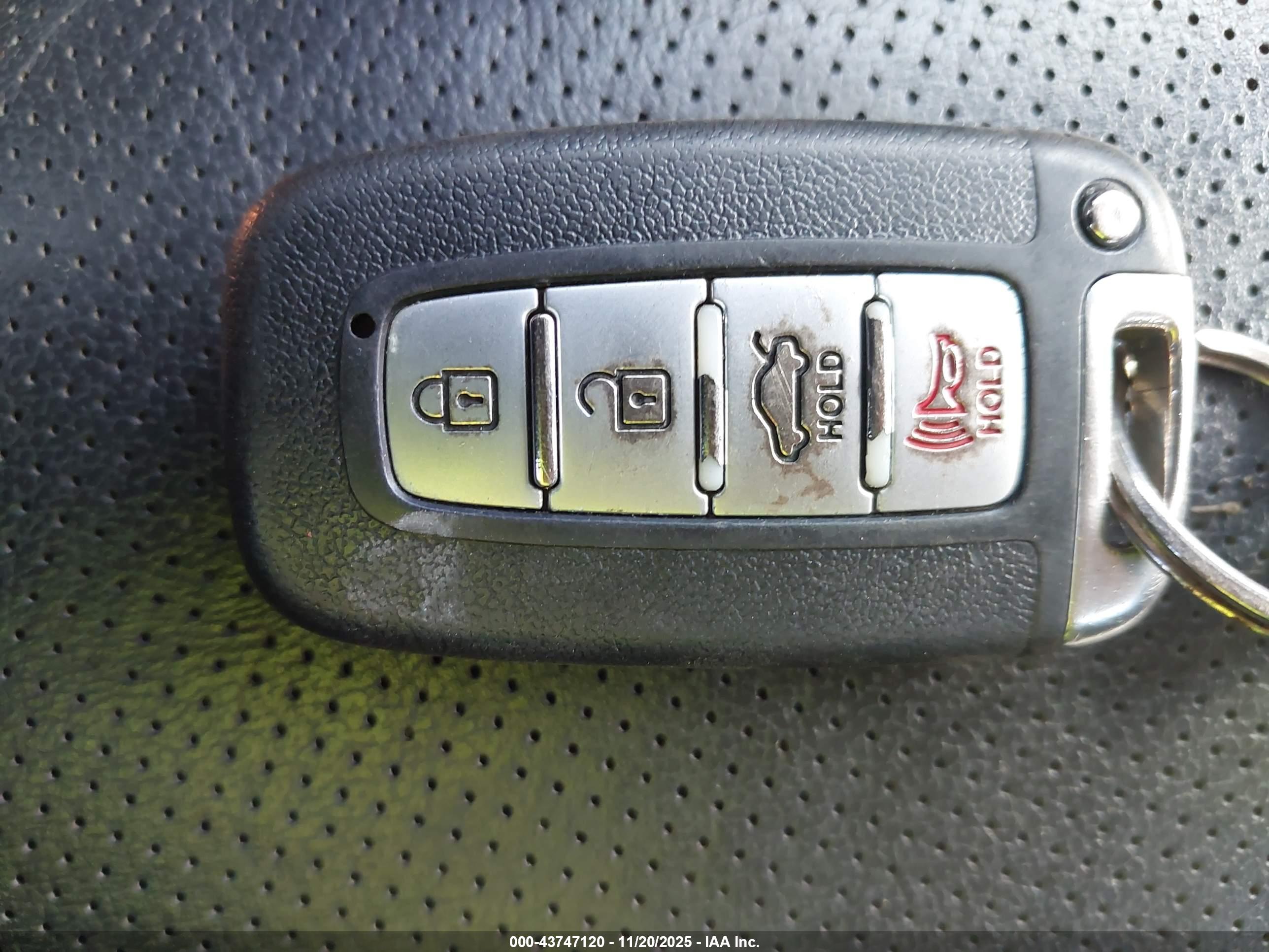 HYUNDAI GENESIS image 11