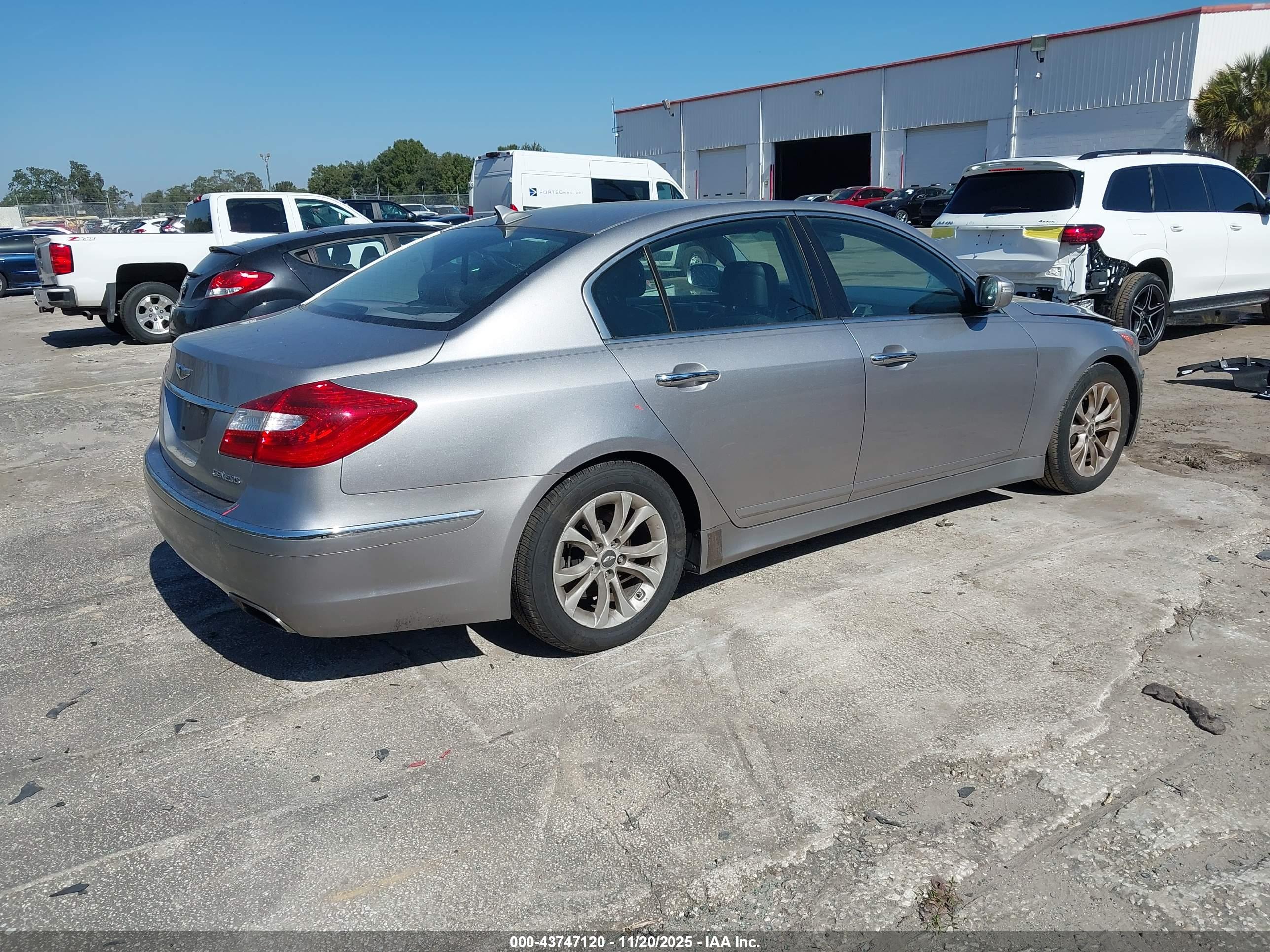 HYUNDAI GENESIS image 4