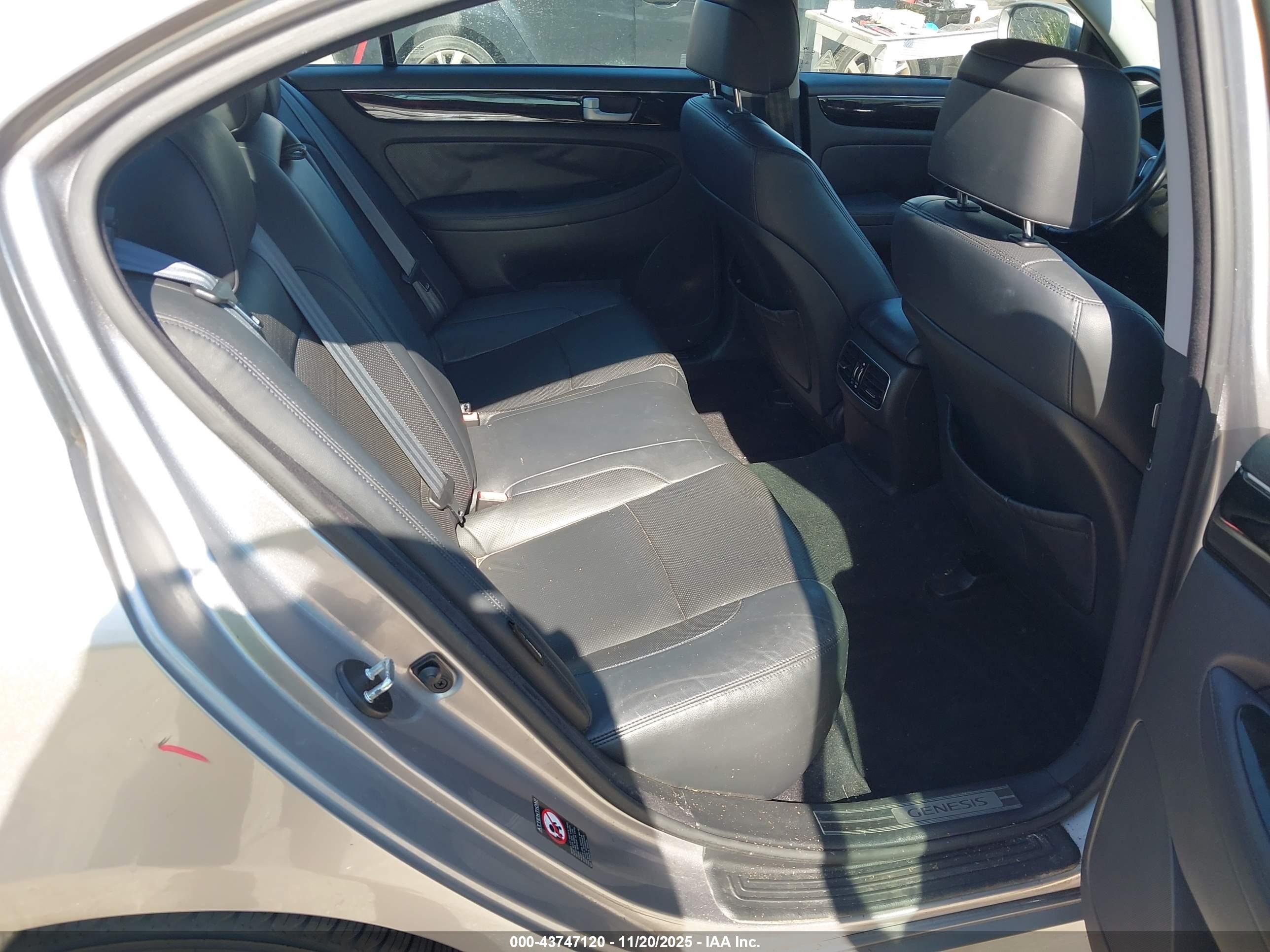 HYUNDAI GENESIS image 8