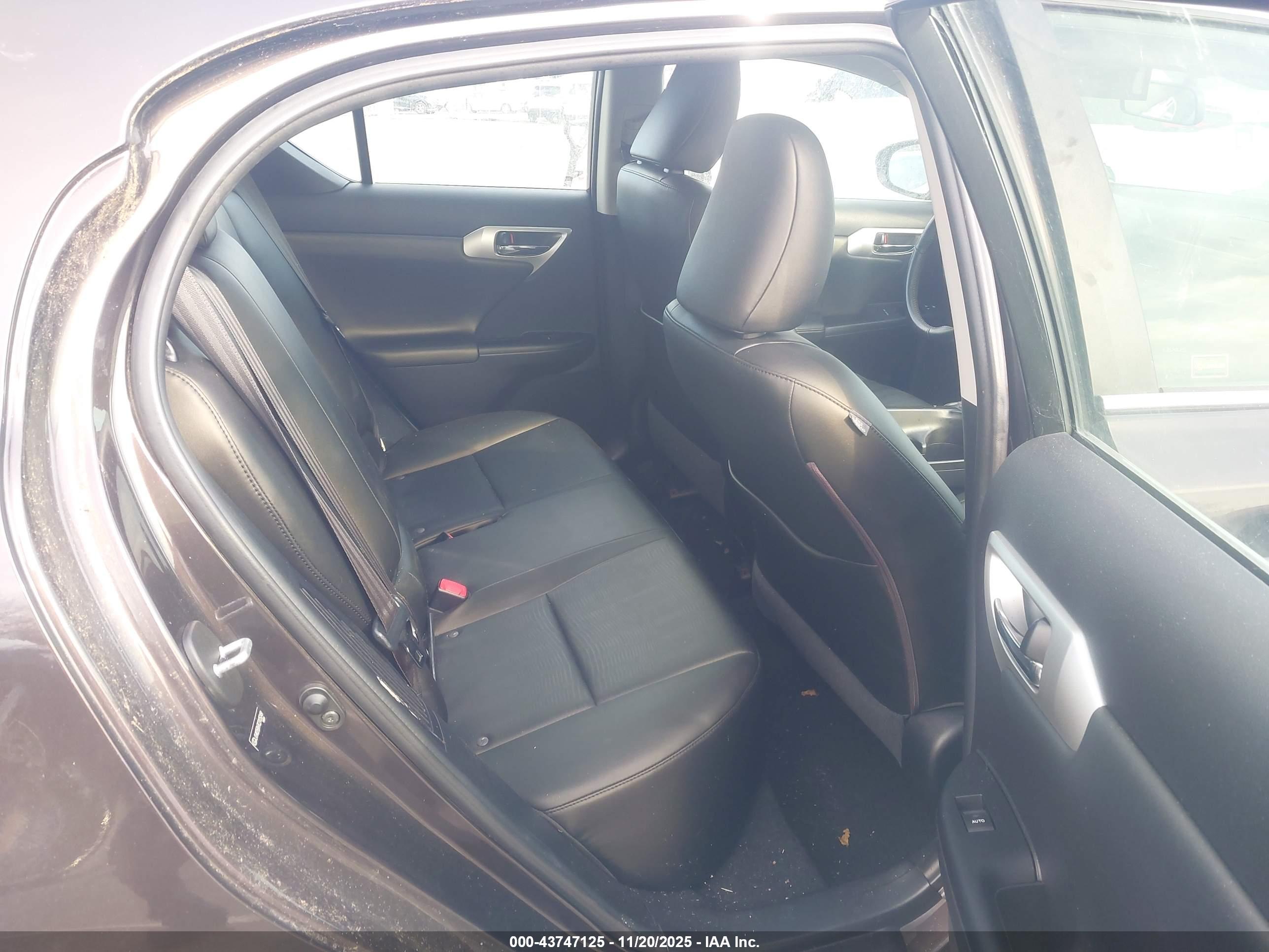 LEXUS CT image 8