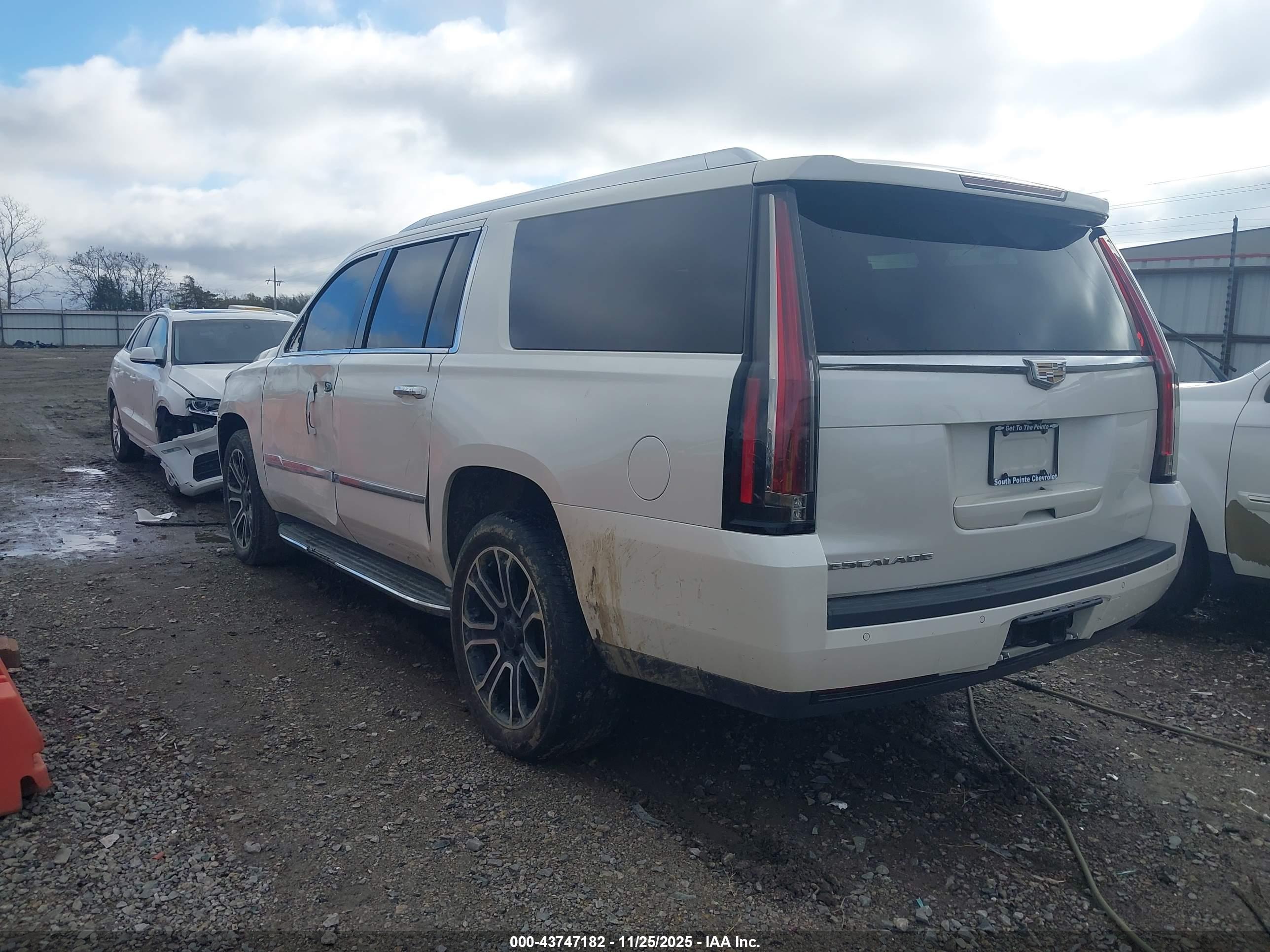 CADILLAC ESCALADE image 3