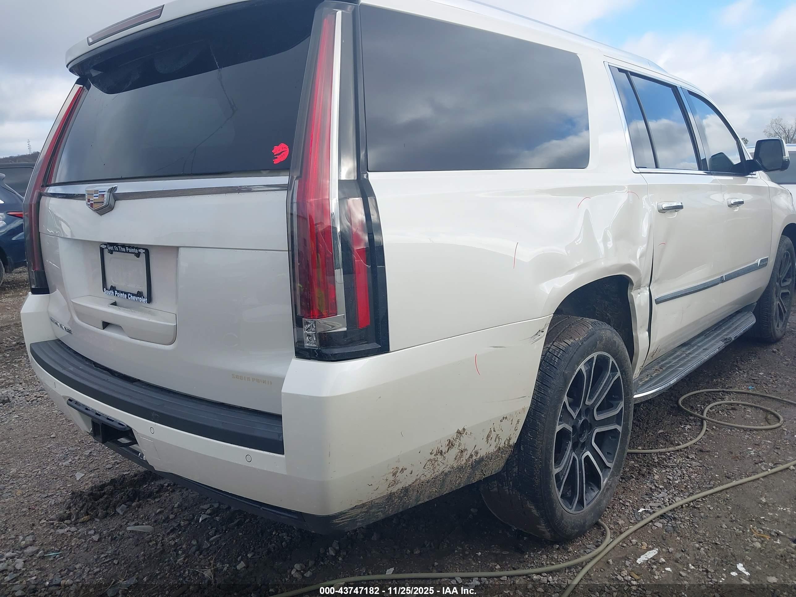 CADILLAC ESCALADE image 4