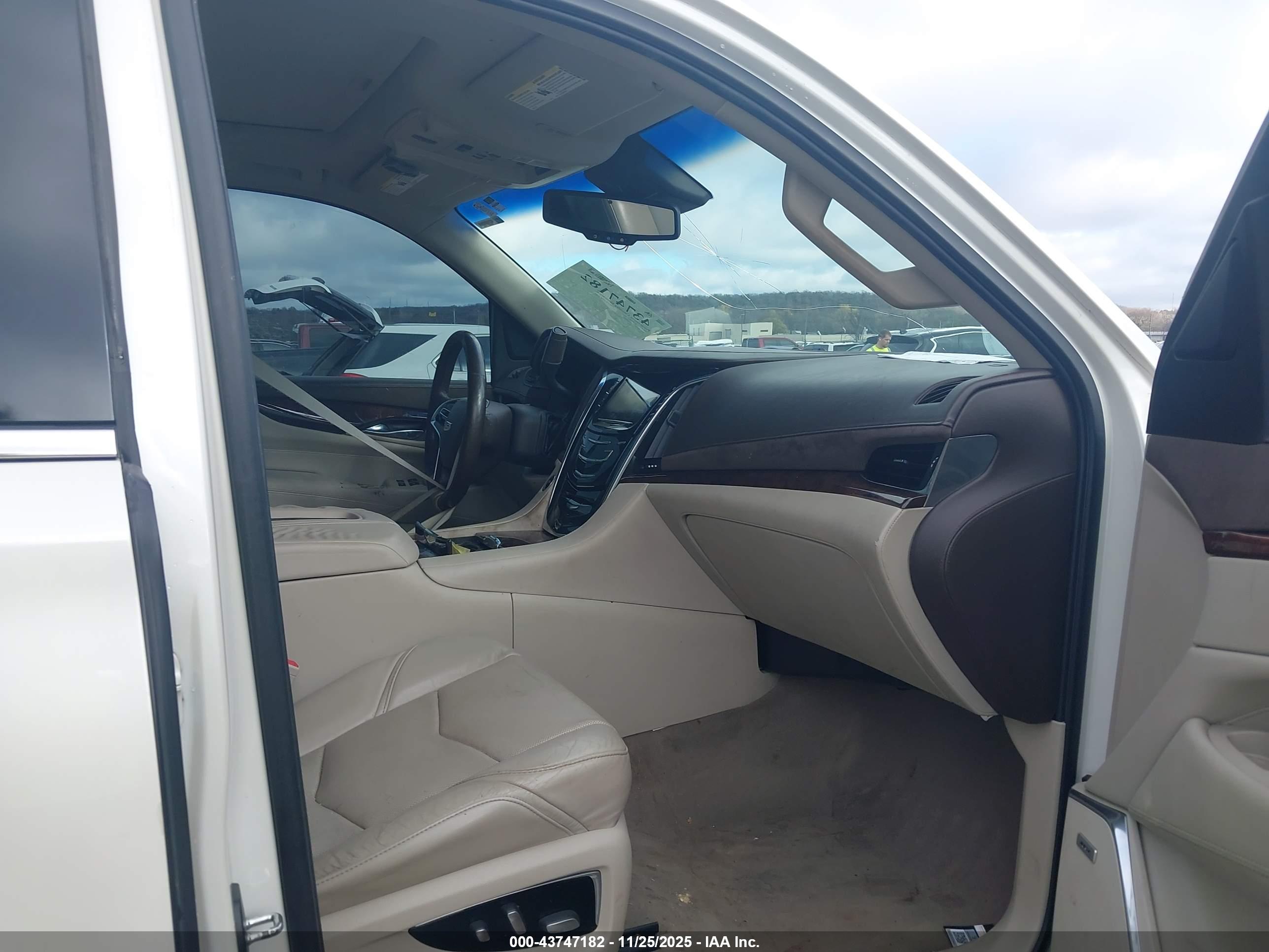 CADILLAC ESCALADE image 5