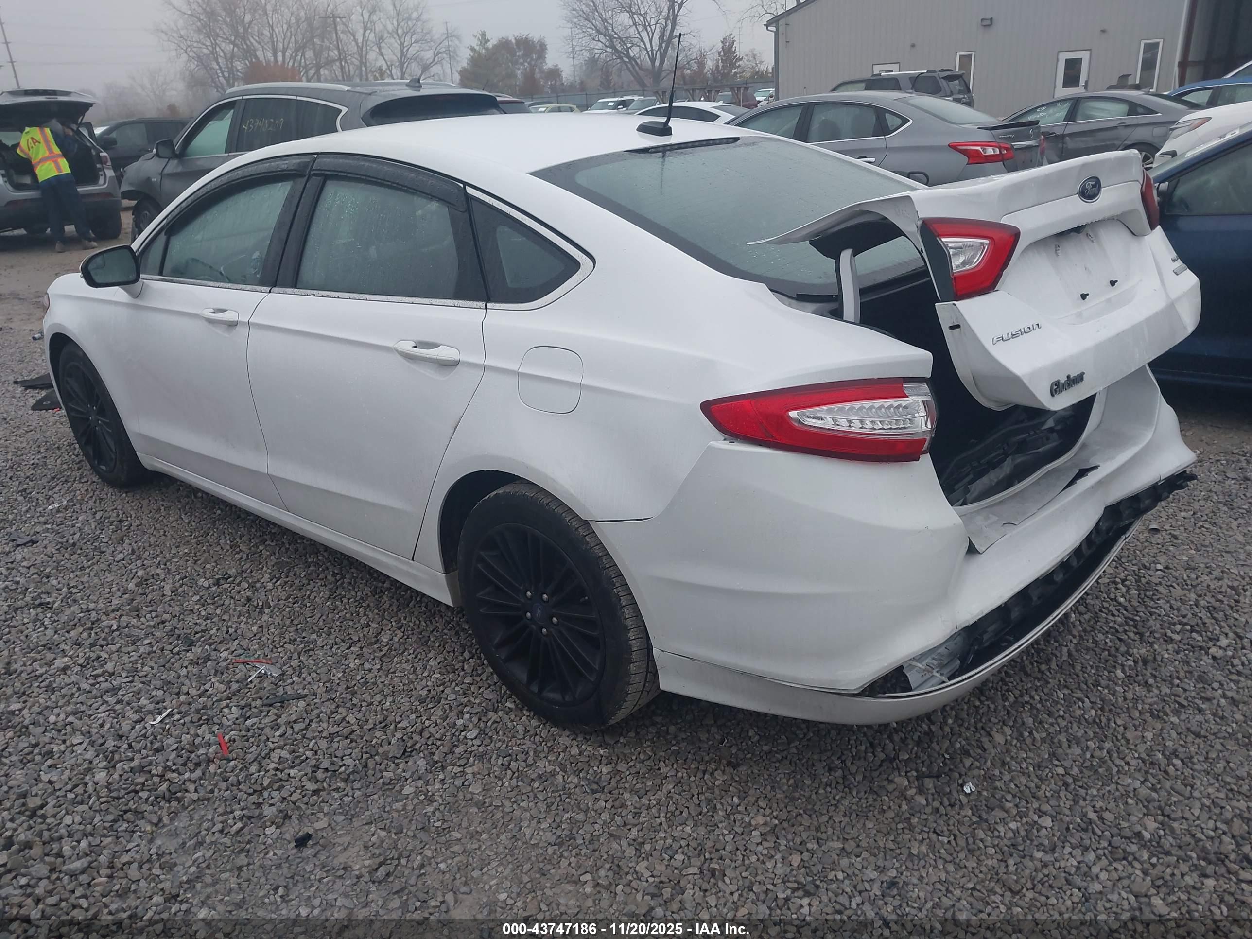 FORD FUSION image 3