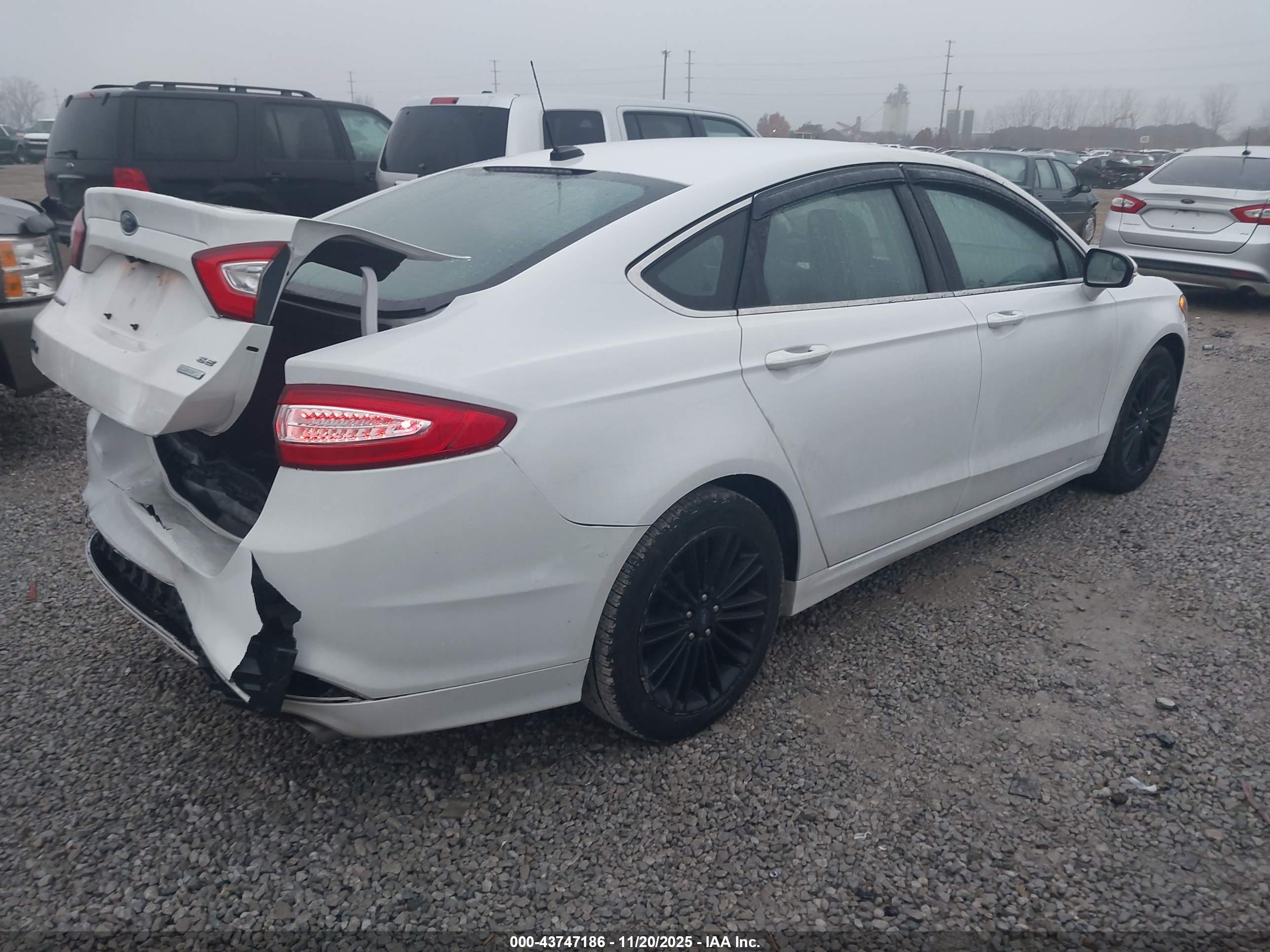 FORD FUSION image 4