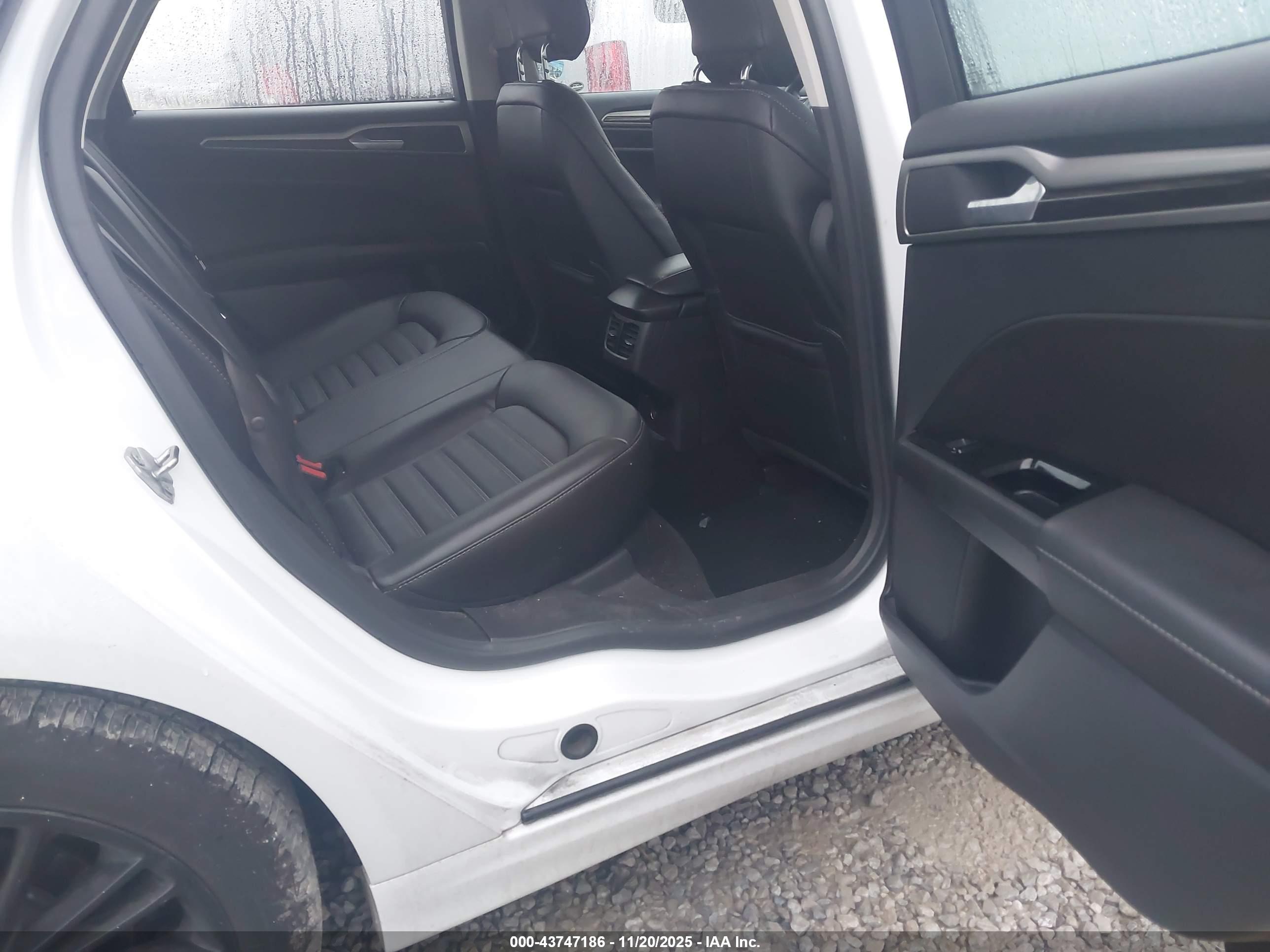 FORD FUSION image 8