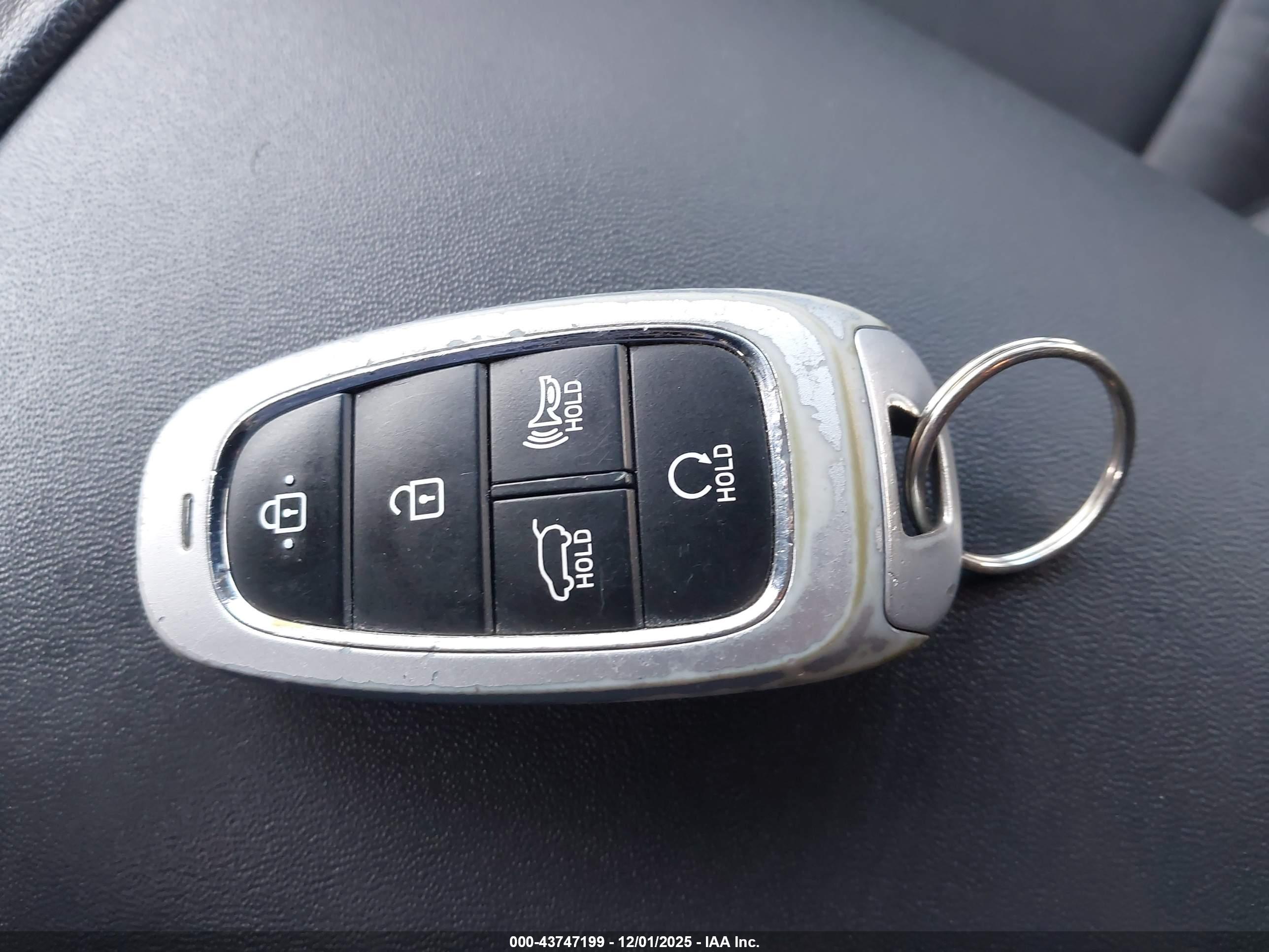 HYUNDAI SANTA image 11
