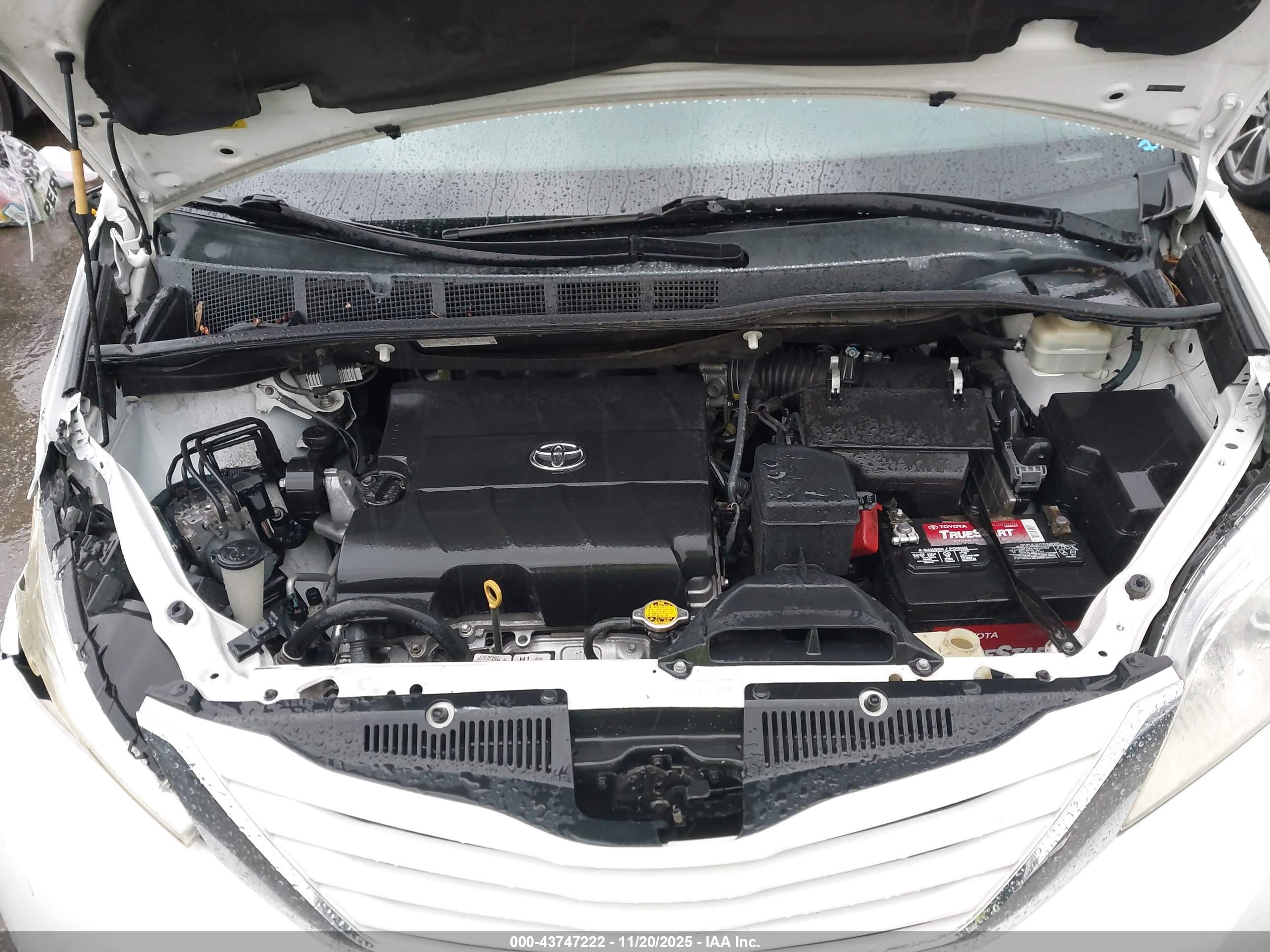 TOYOTA SIENNA image 10