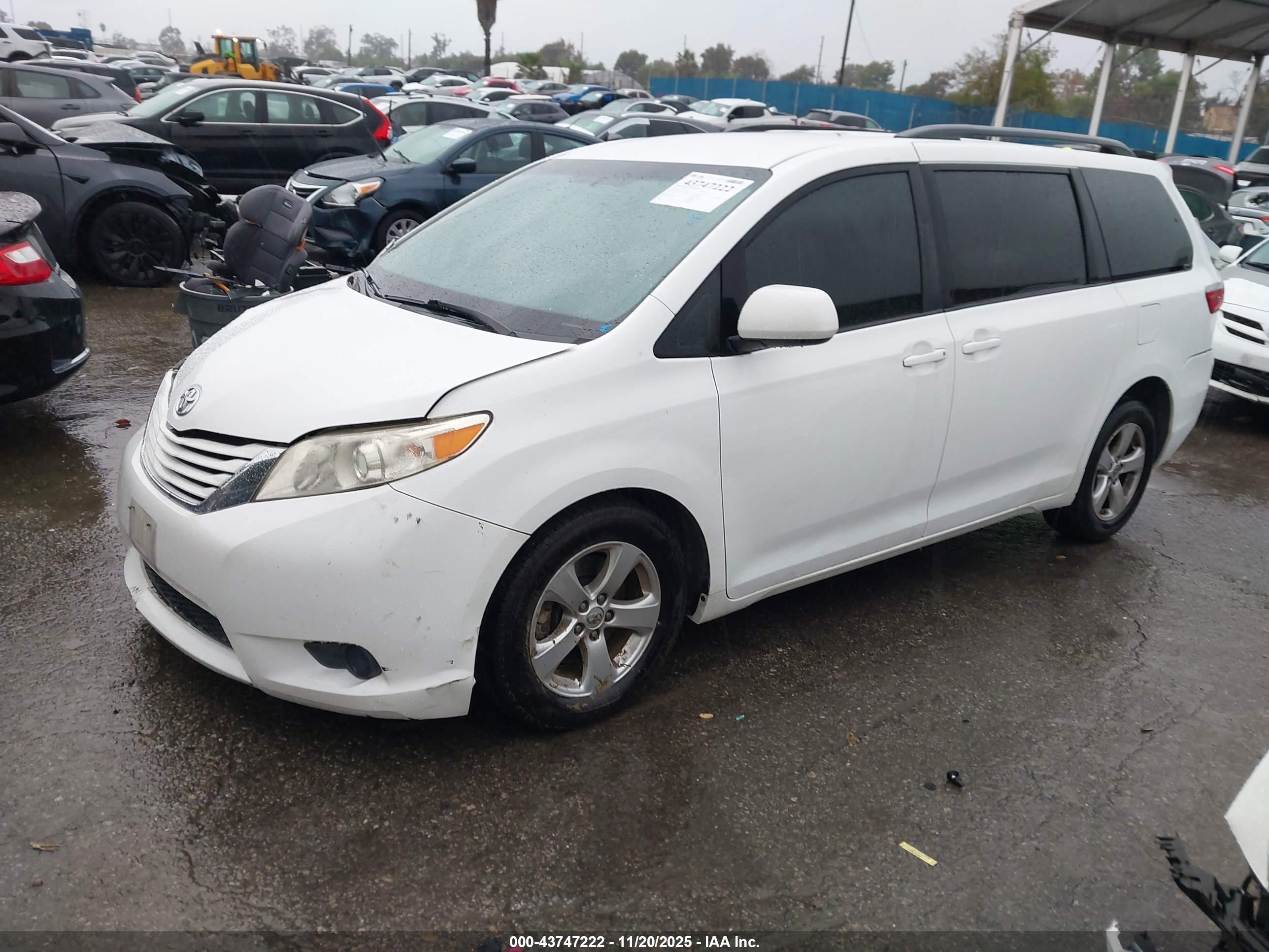 TOYOTA SIENNA image 2