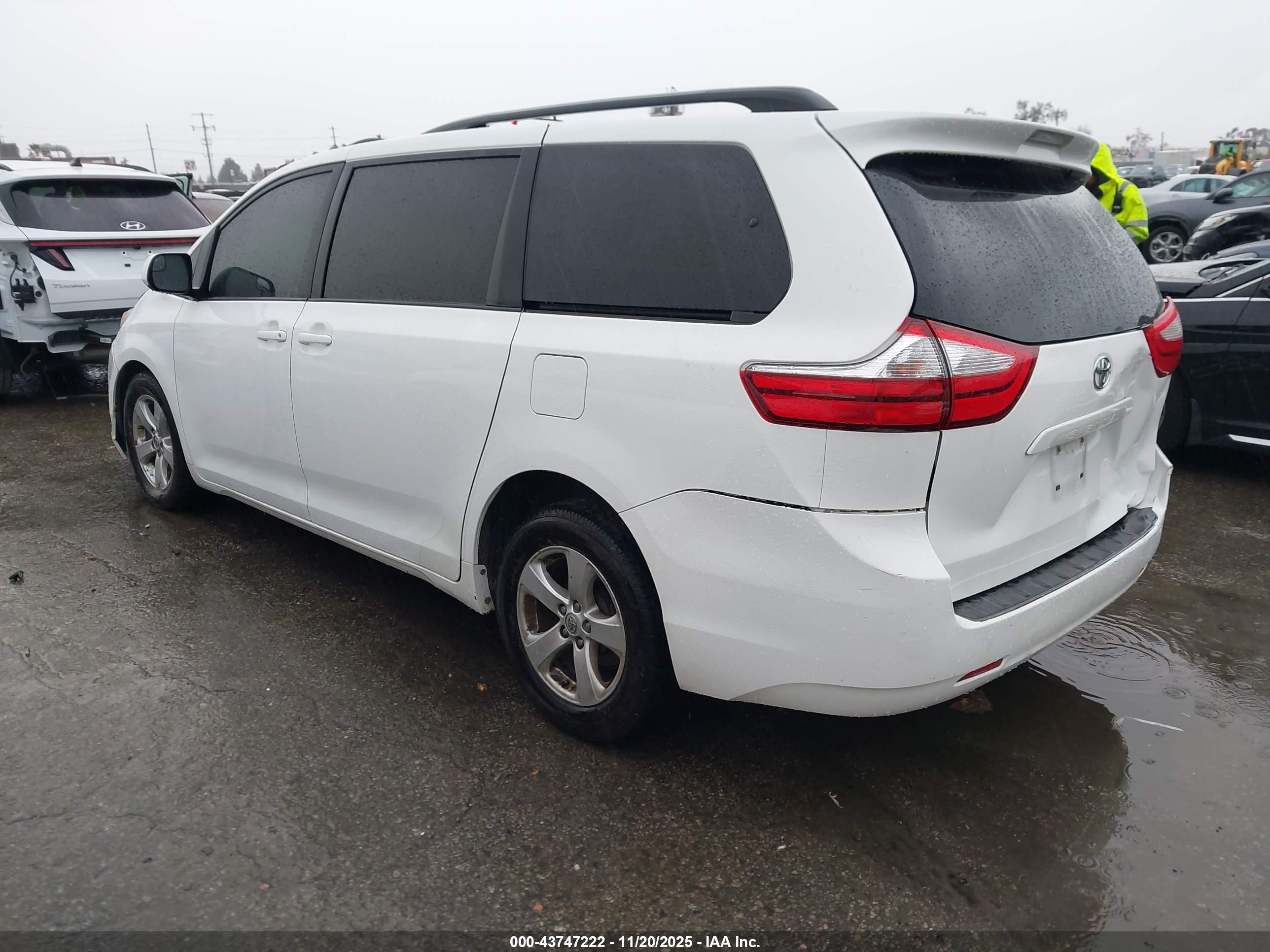TOYOTA SIENNA image 3