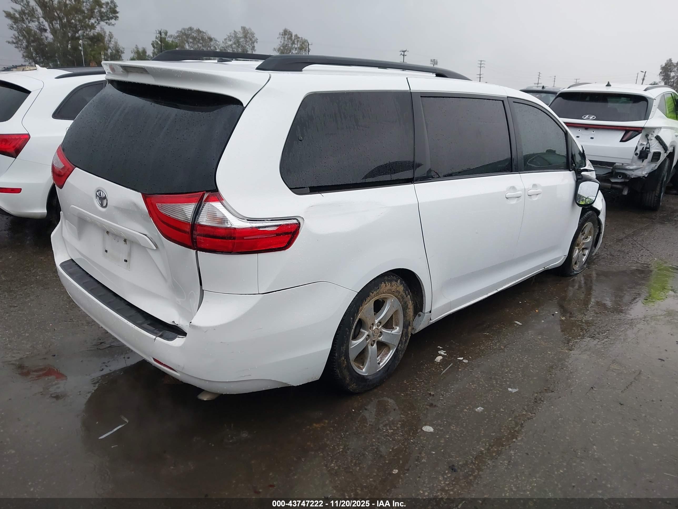 TOYOTA SIENNA image 4