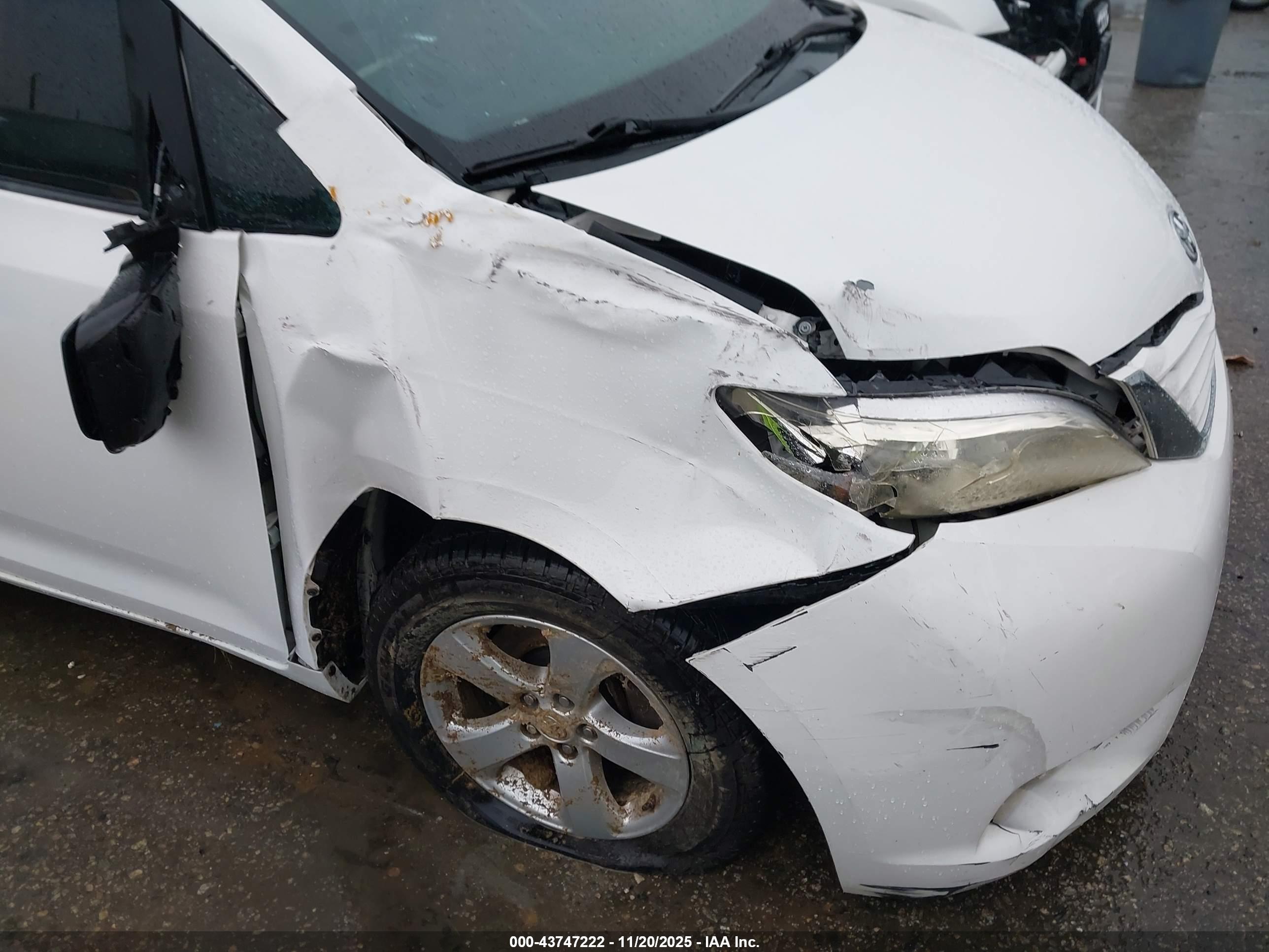 TOYOTA SIENNA image 6