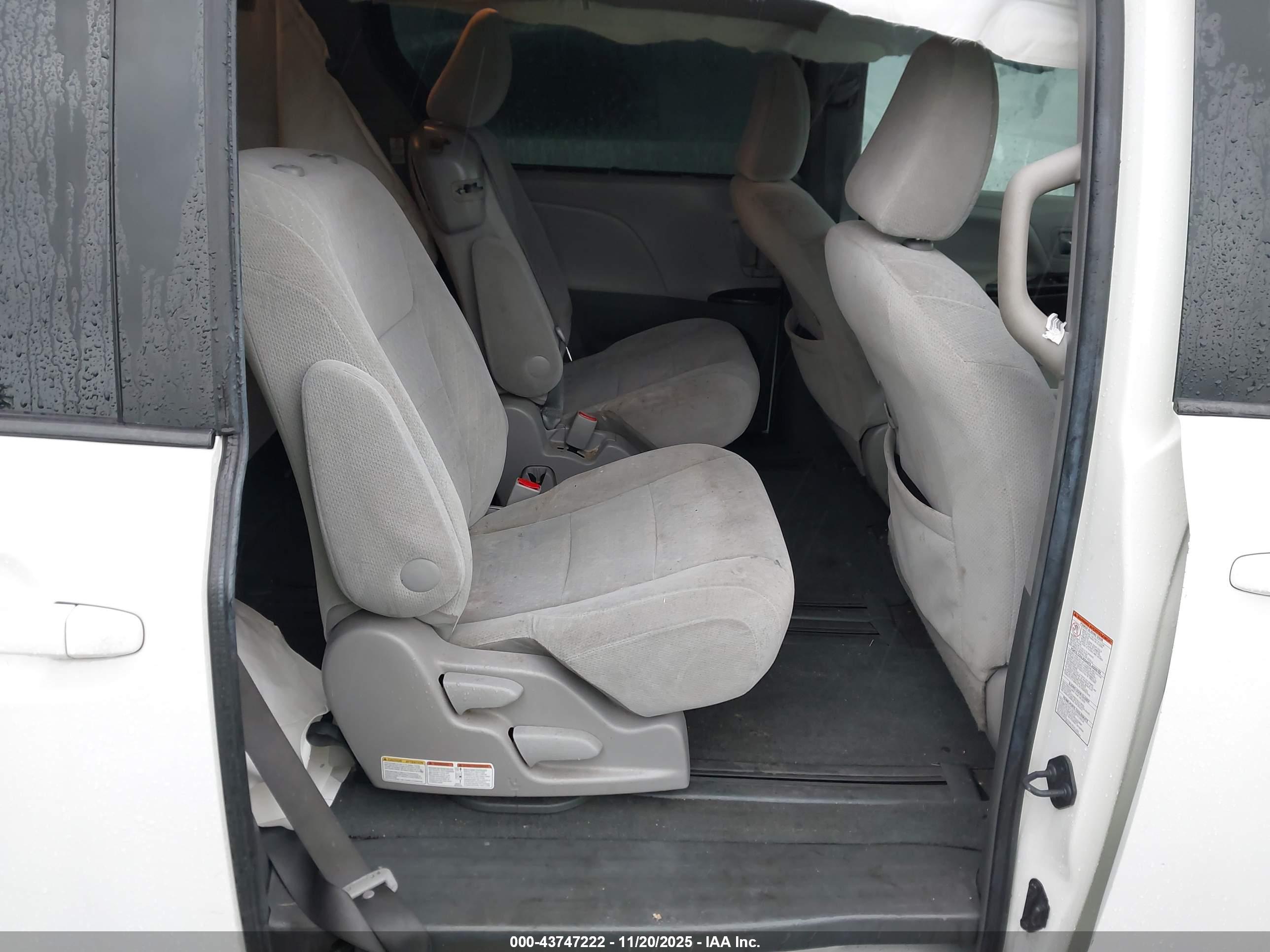 TOYOTA SIENNA image 8