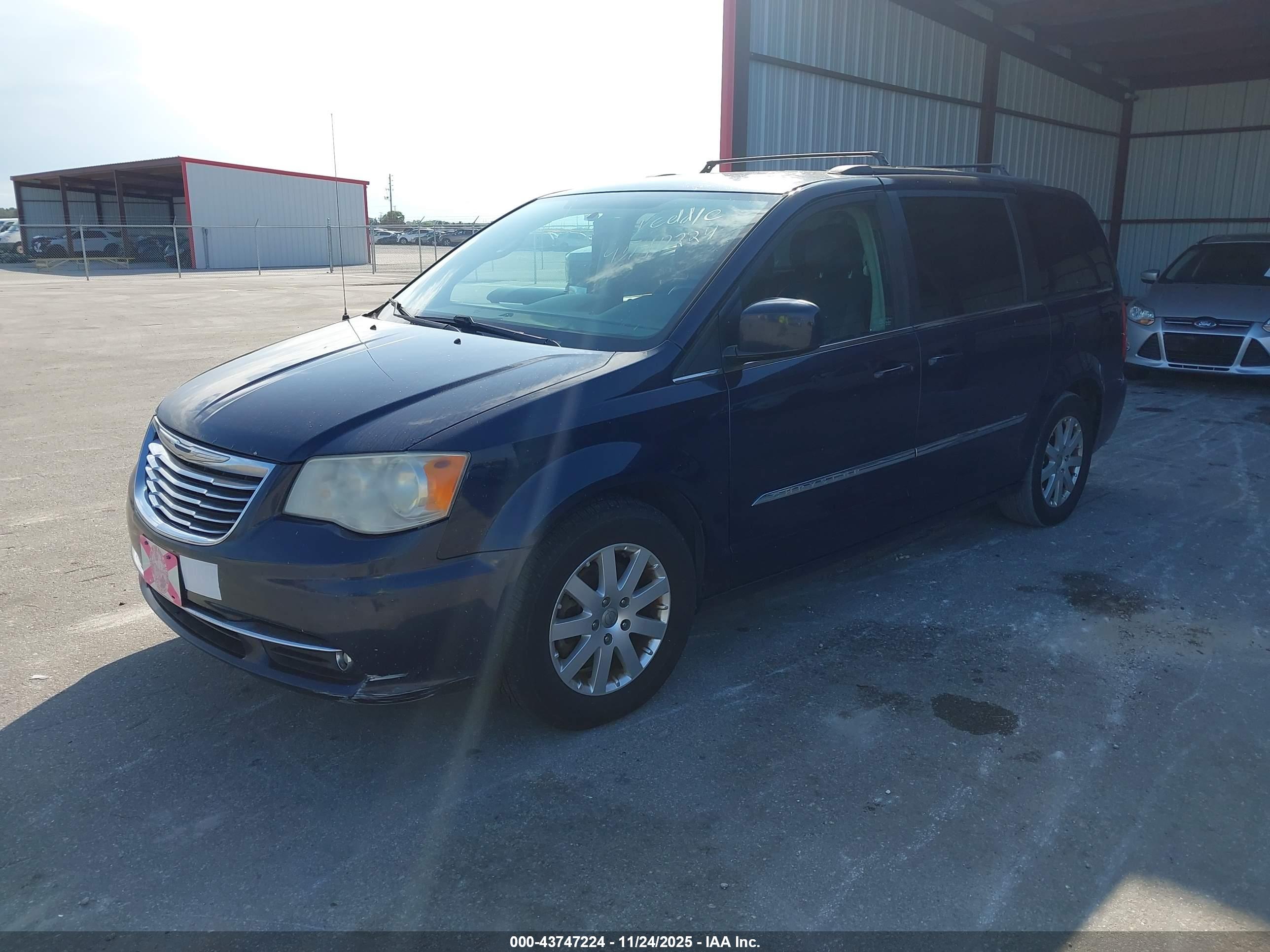 CHRYSLER TOWN image 2
