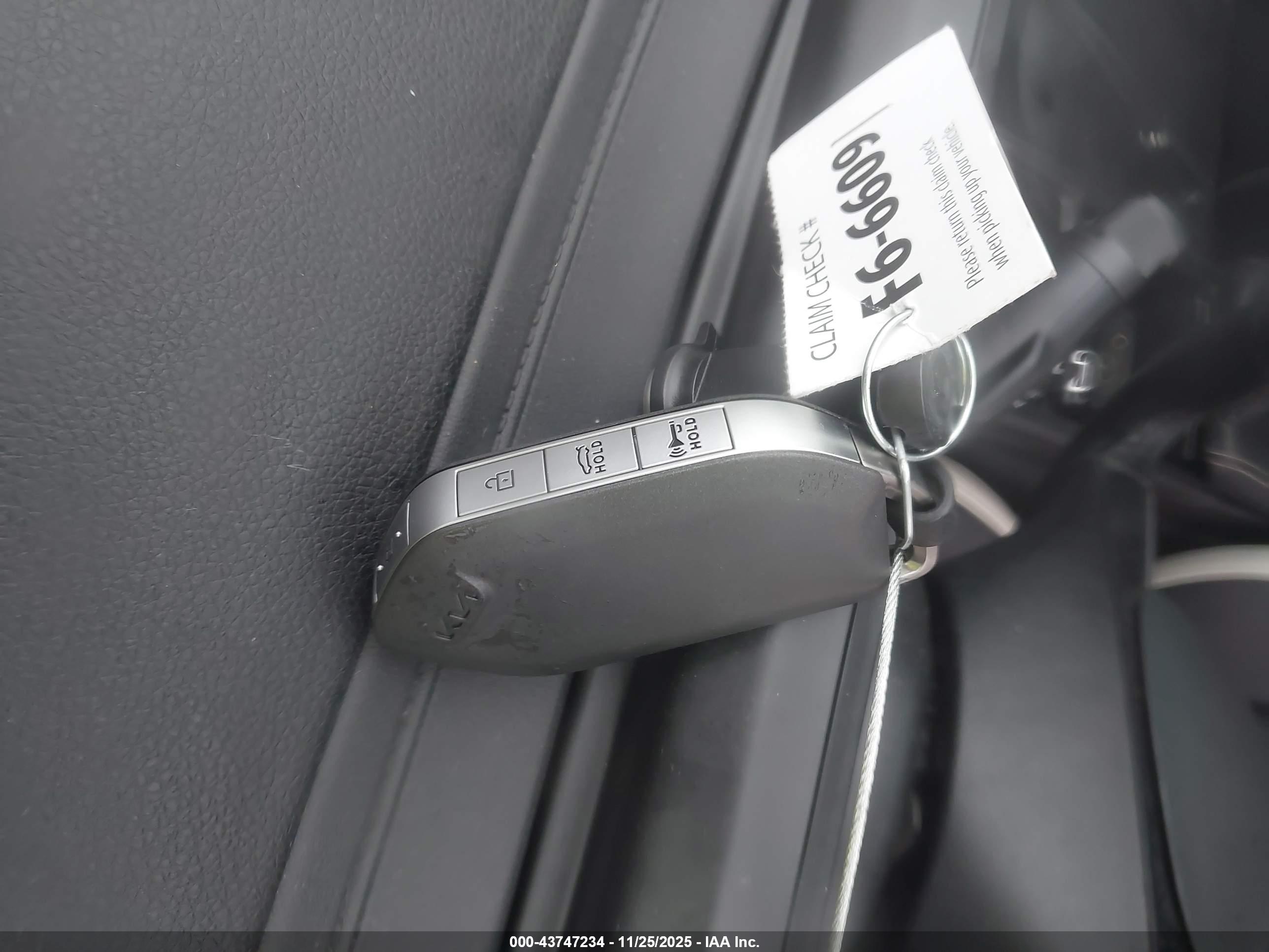 KIA K5 image 11