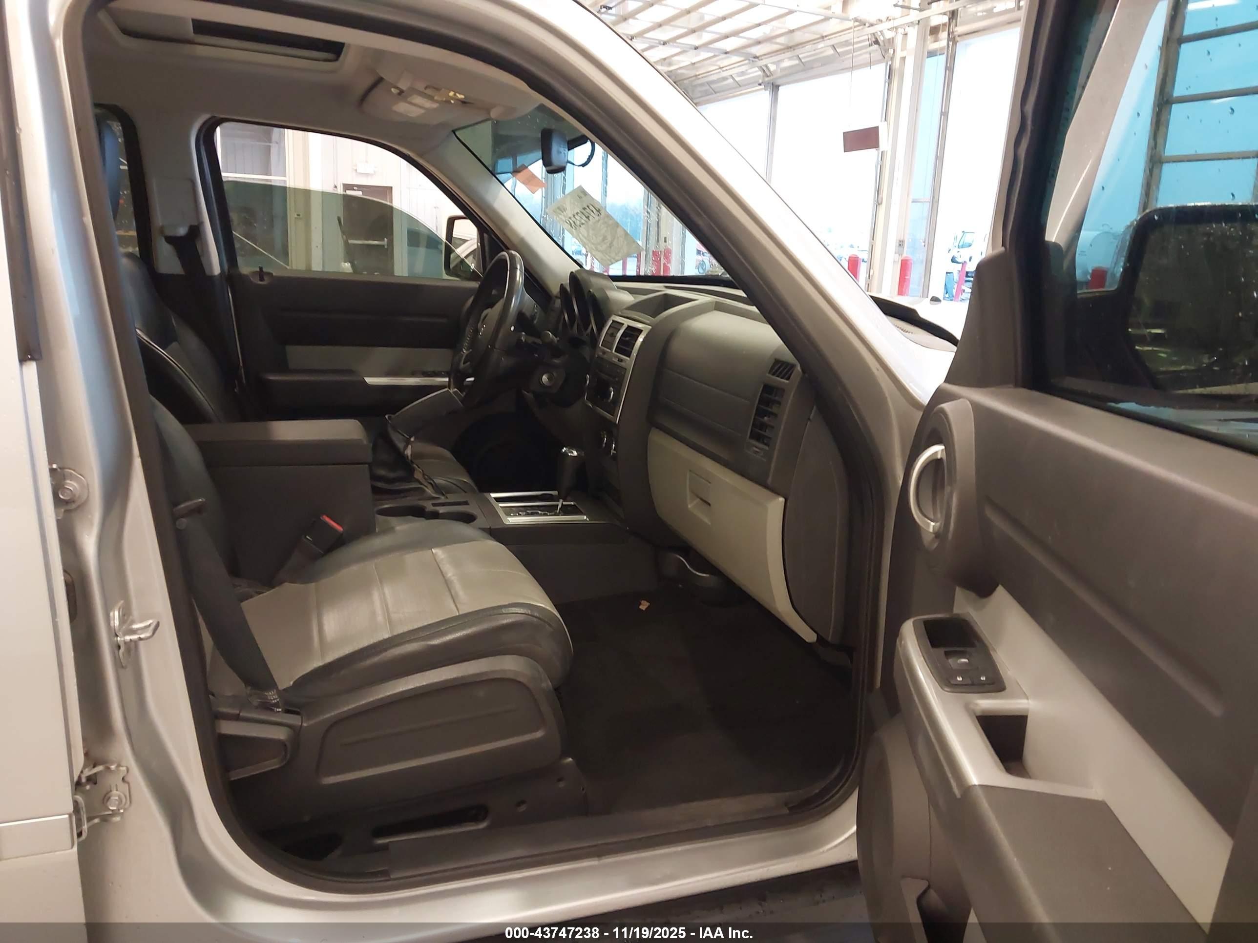 DODGE NITRO image 5