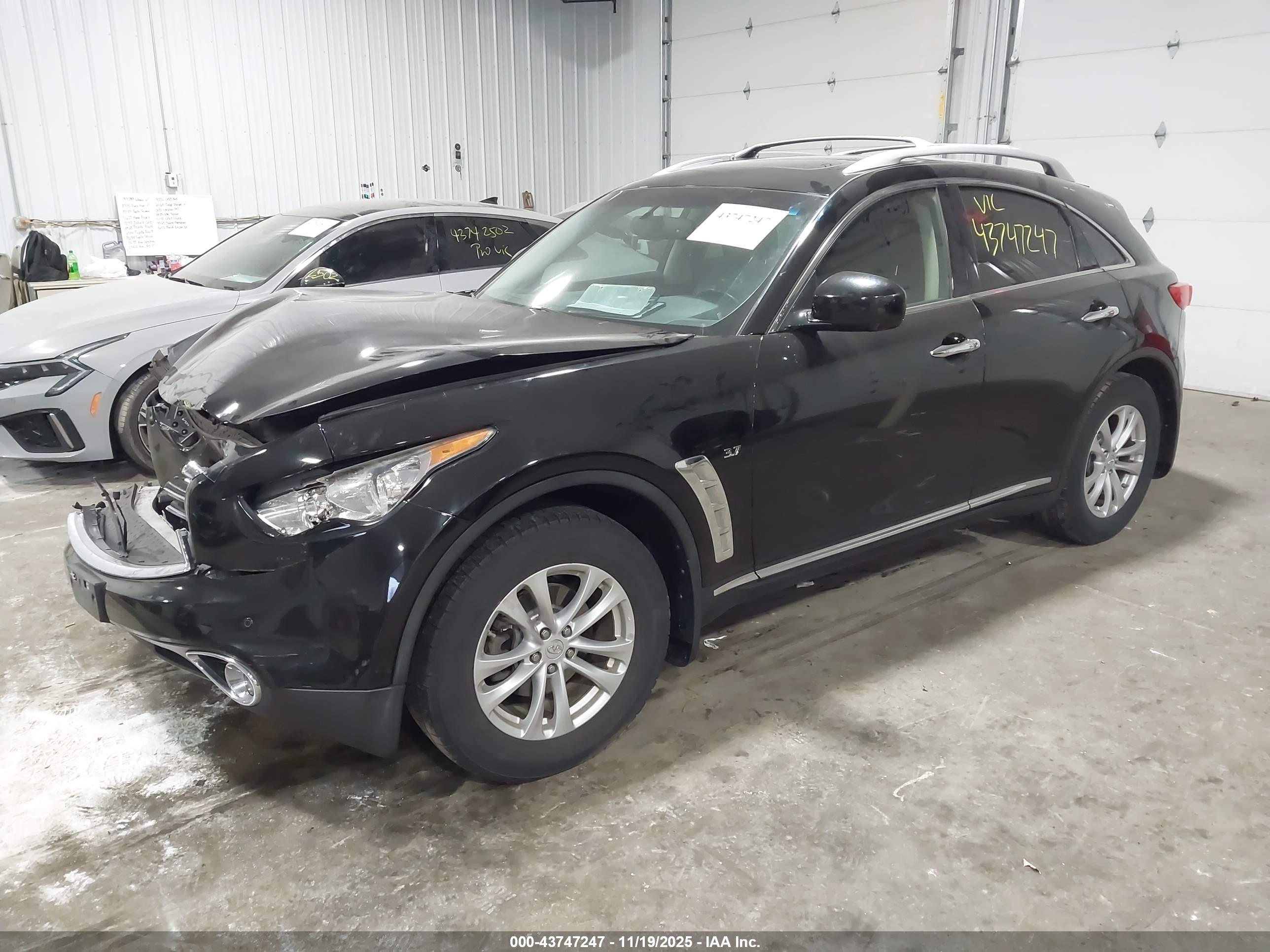 INFINITI QX70 image 2