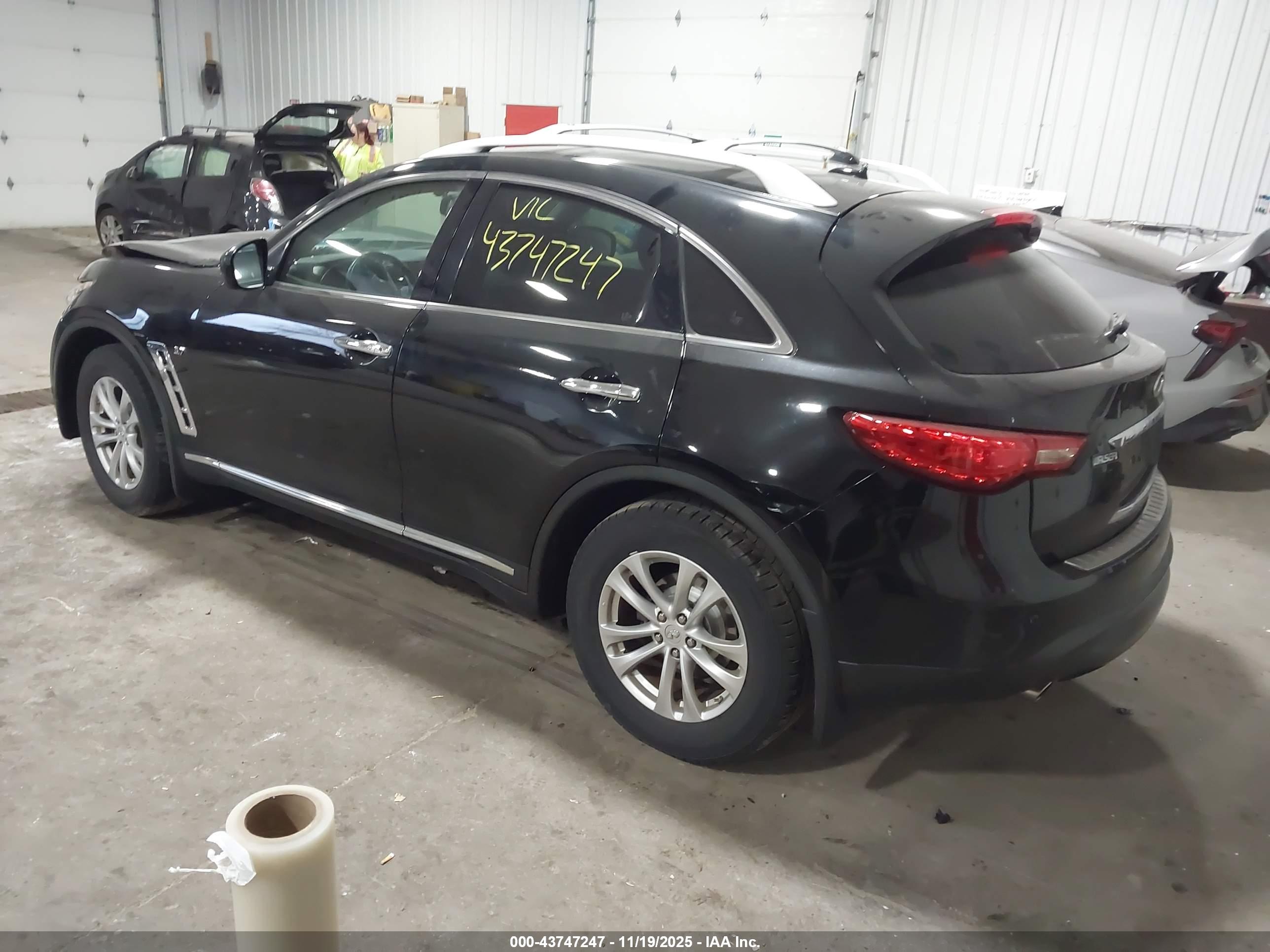 INFINITI QX70 image 3
