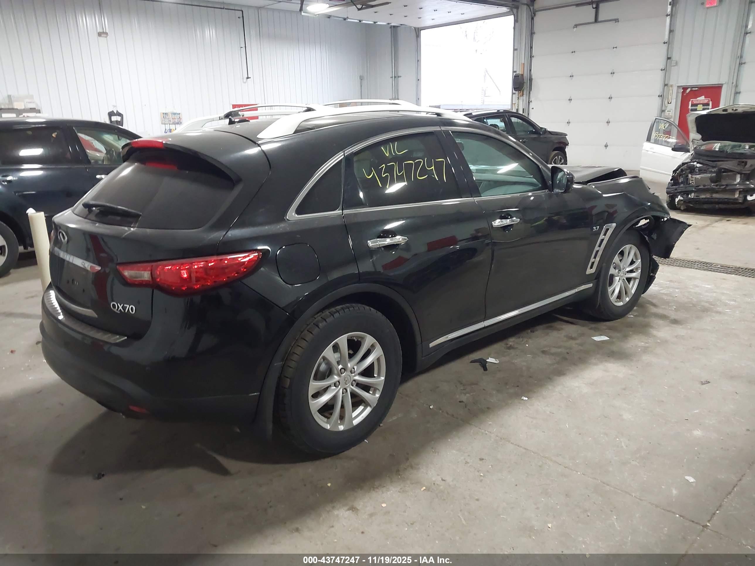 INFINITI QX70 image 4