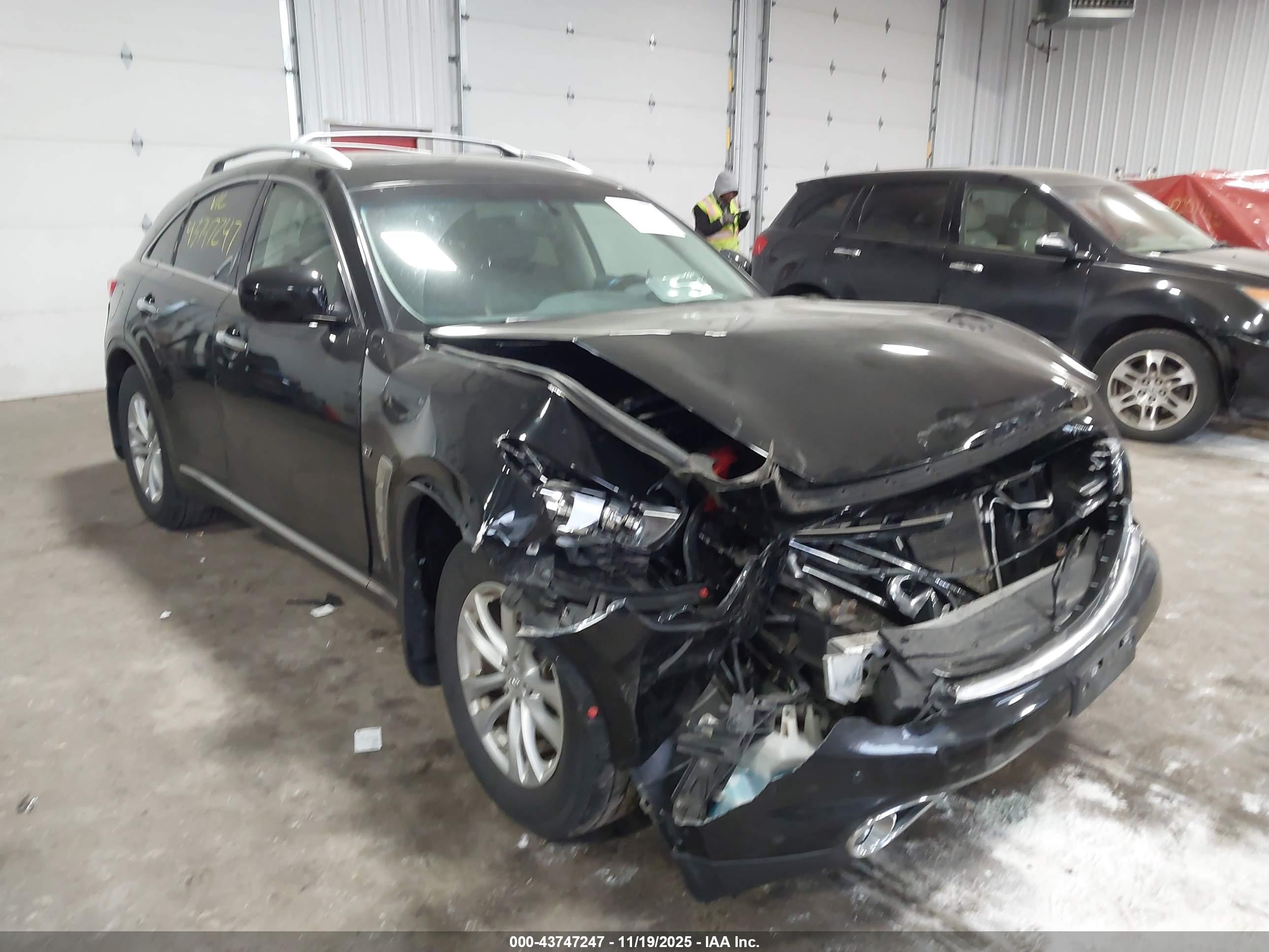 INFINITI QX70 image 6