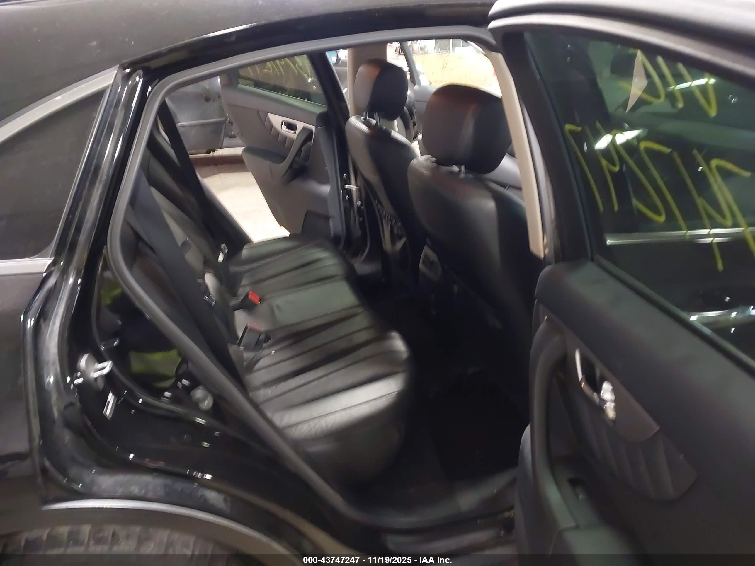 INFINITI QX70 image 8