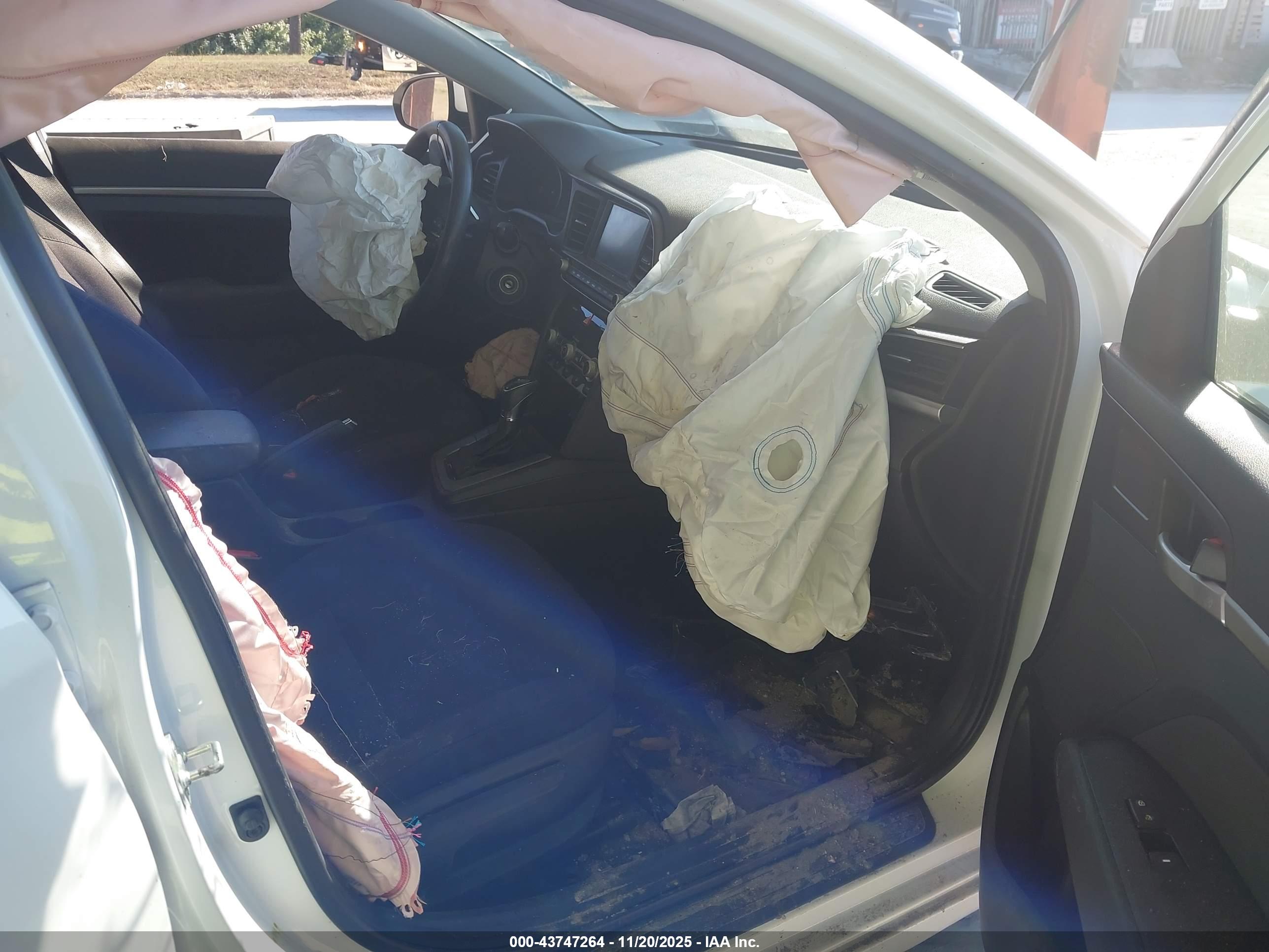 HYUNDAI ELANTRA image 5