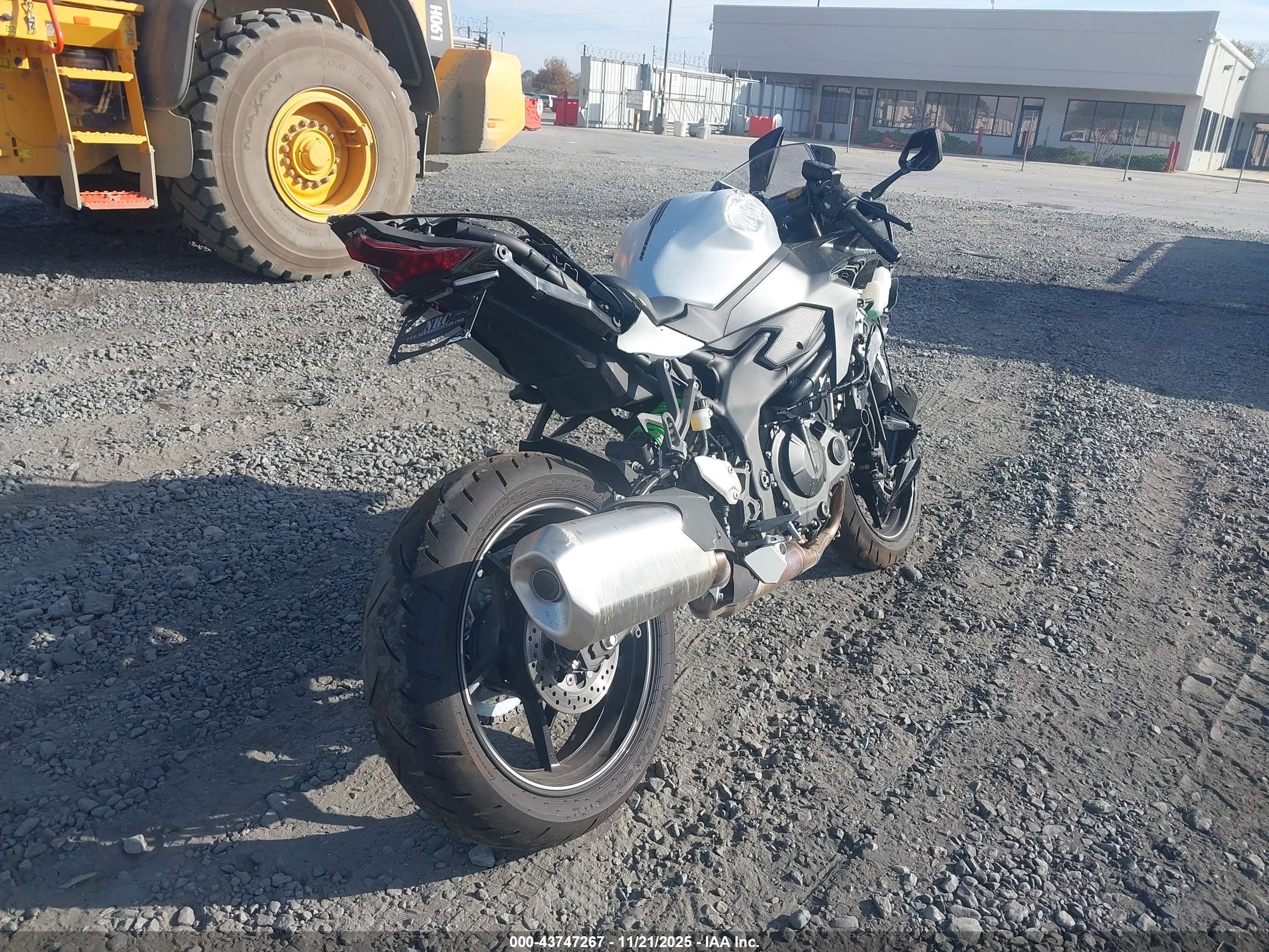 KAWASAKI ZX400 image 4