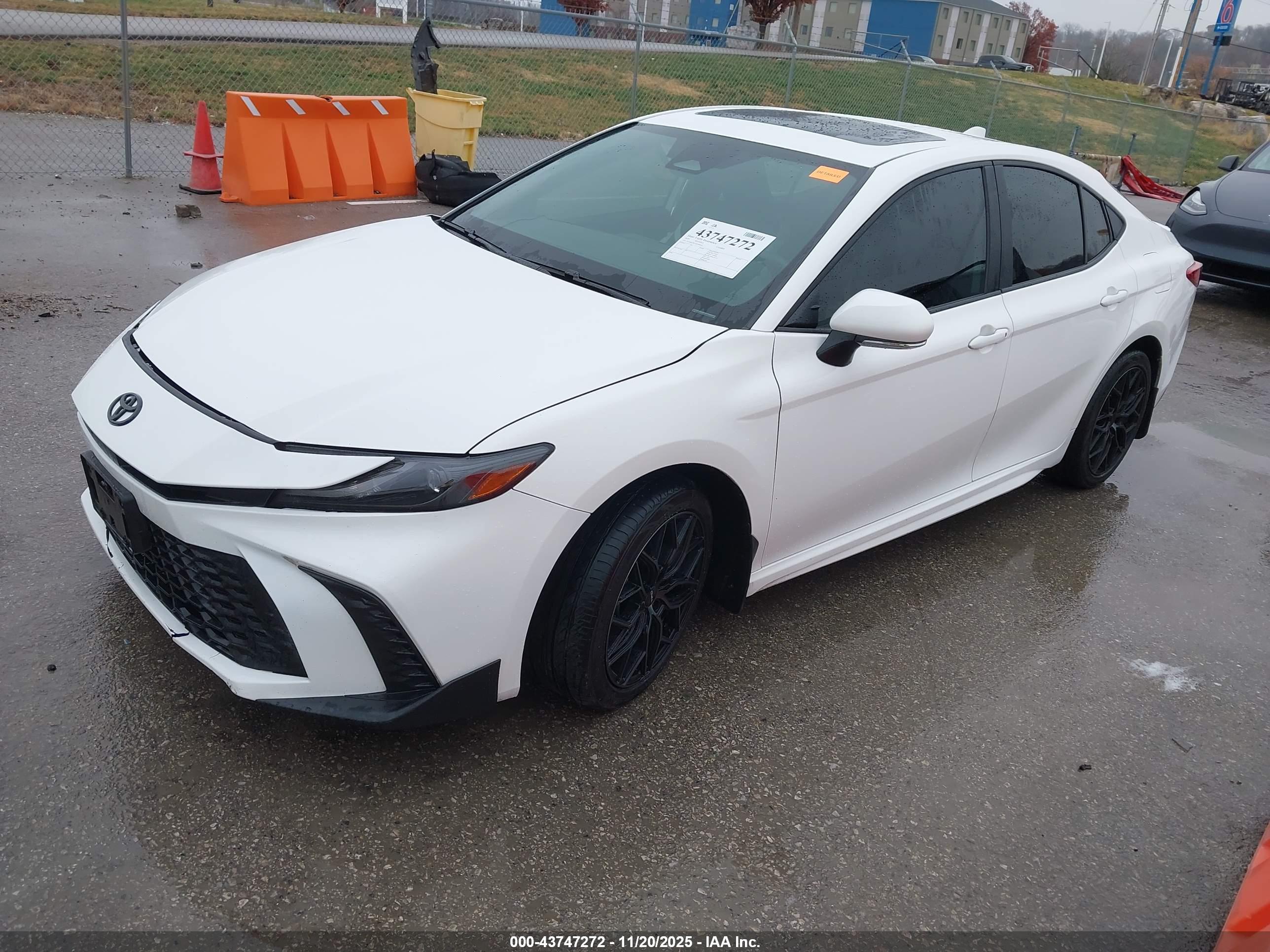 TOYOTA CAMRY image 2
