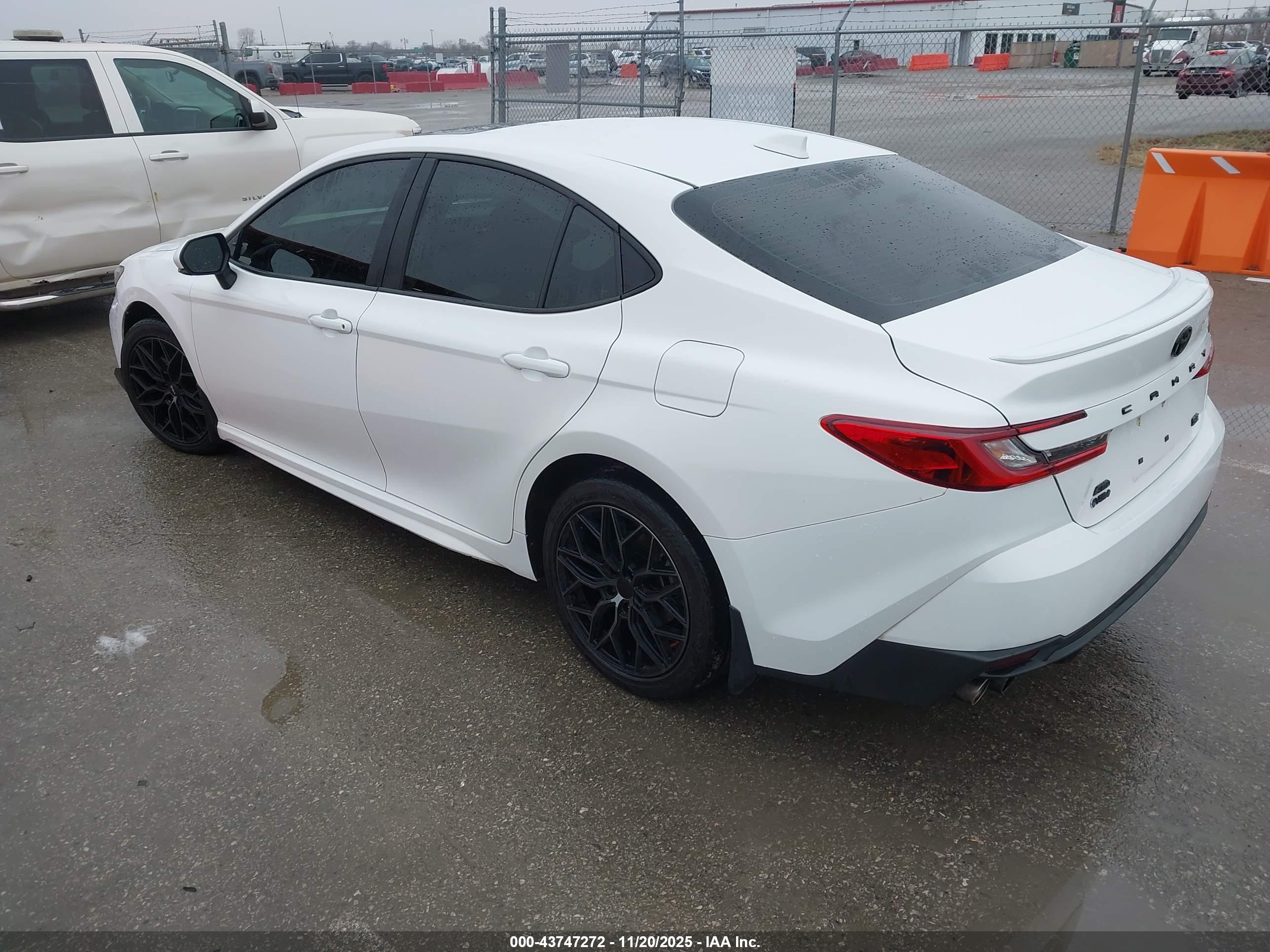 TOYOTA CAMRY image 3