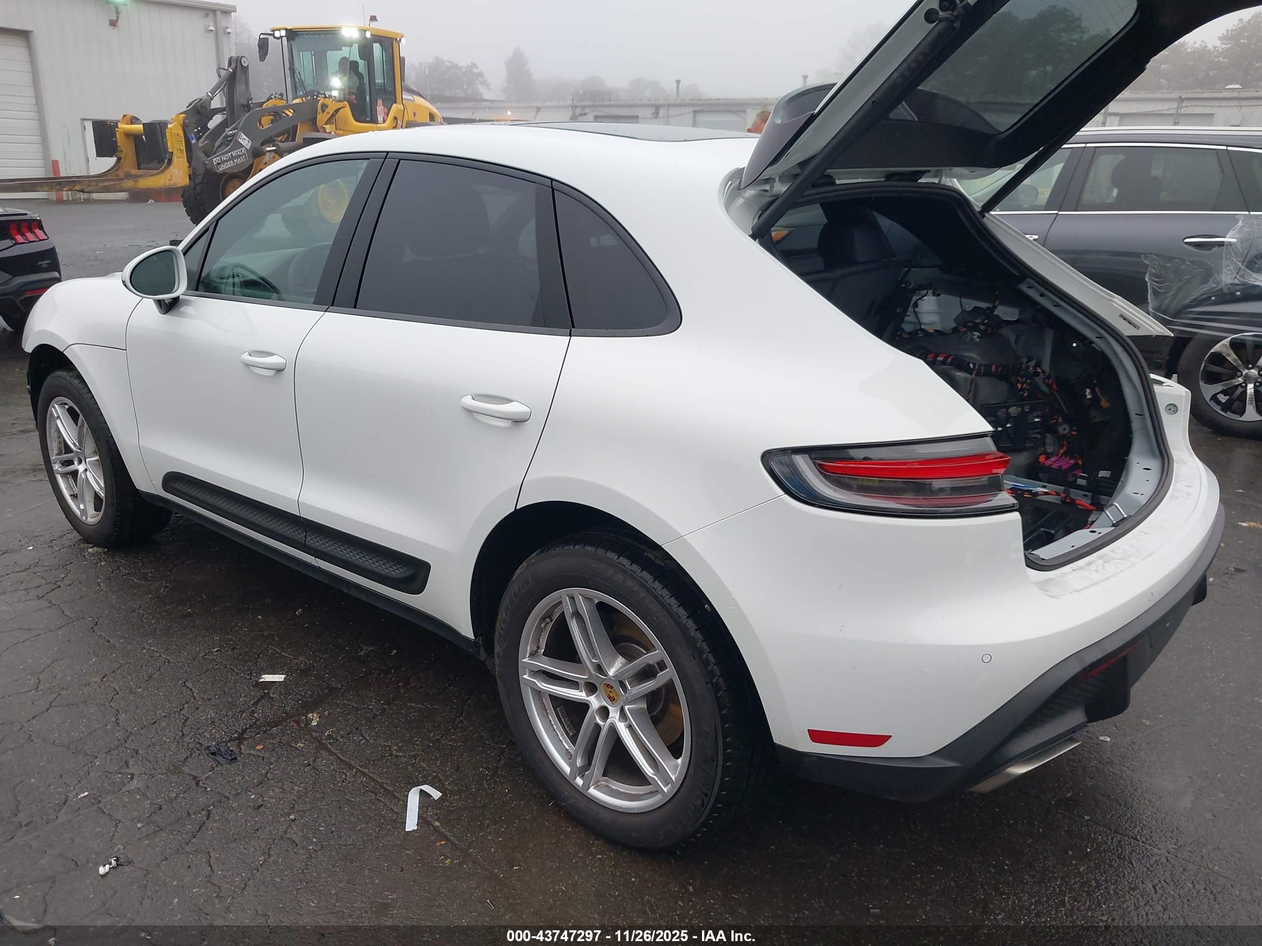 PORSCHE MACAN image 3