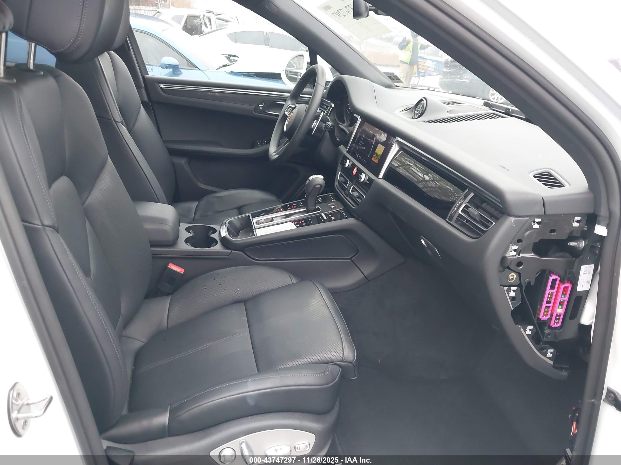 PORSCHE MACAN image 5