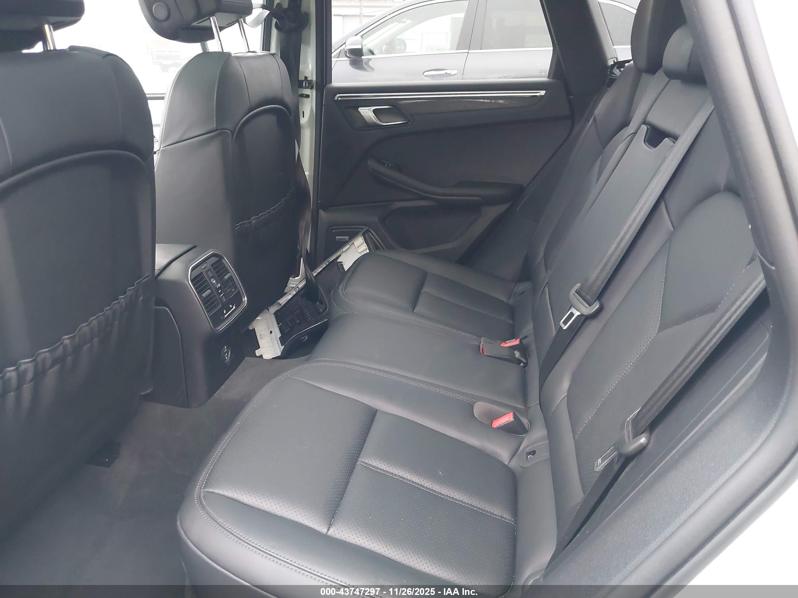 PORSCHE MACAN image 8
