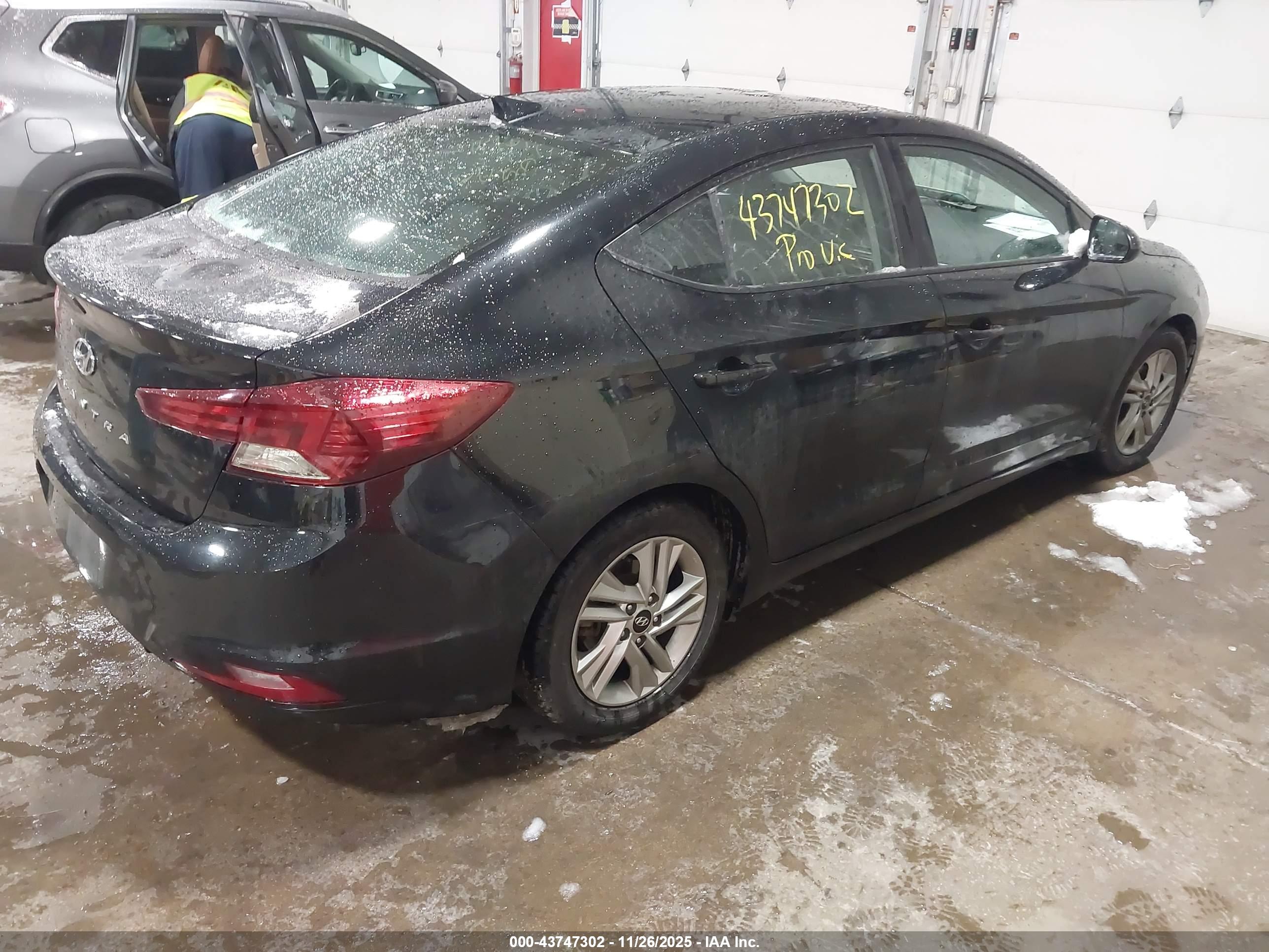 HYUNDAI ELANTRA image 4