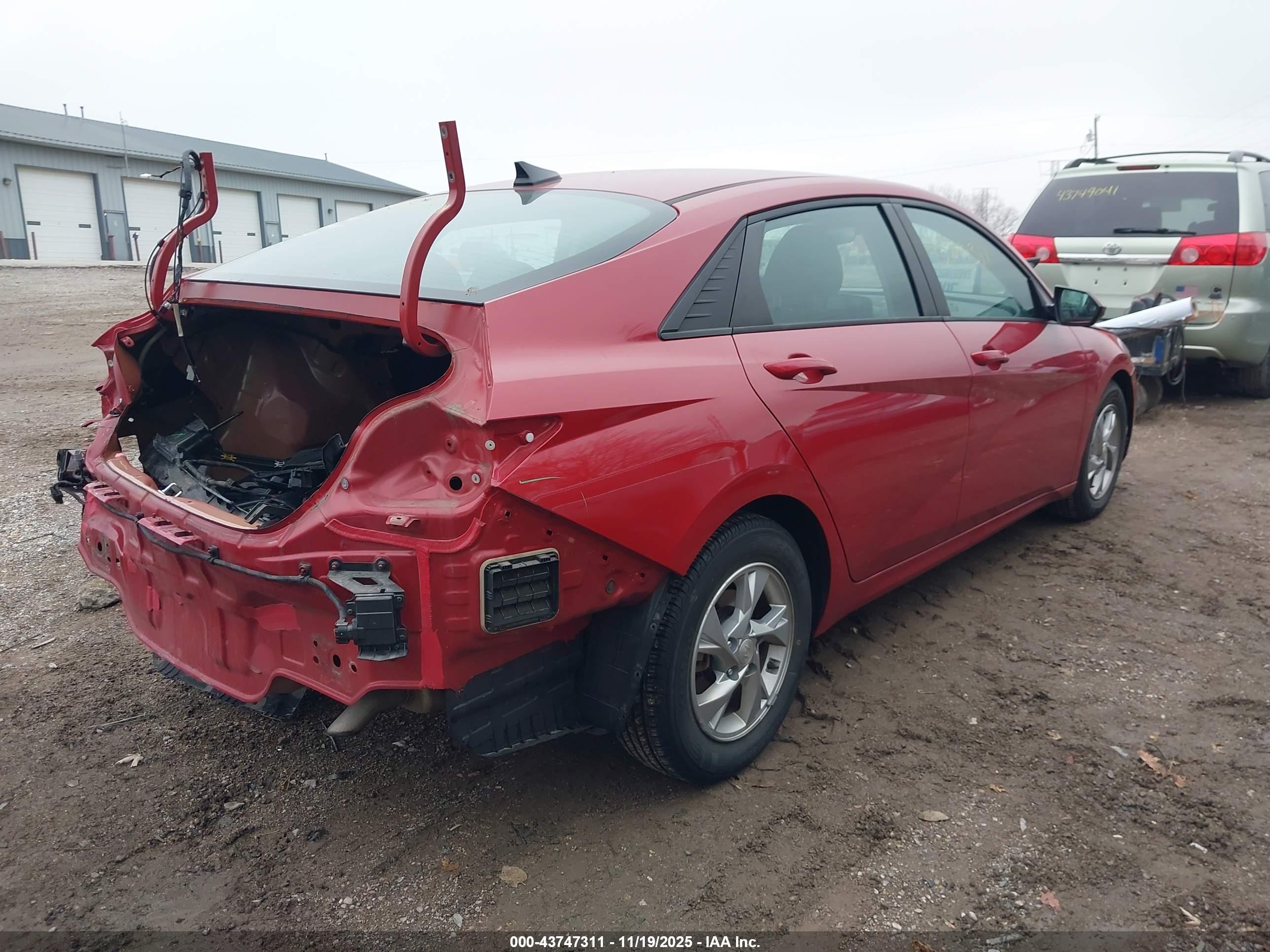 HYUNDAI ELANTRA image 4
