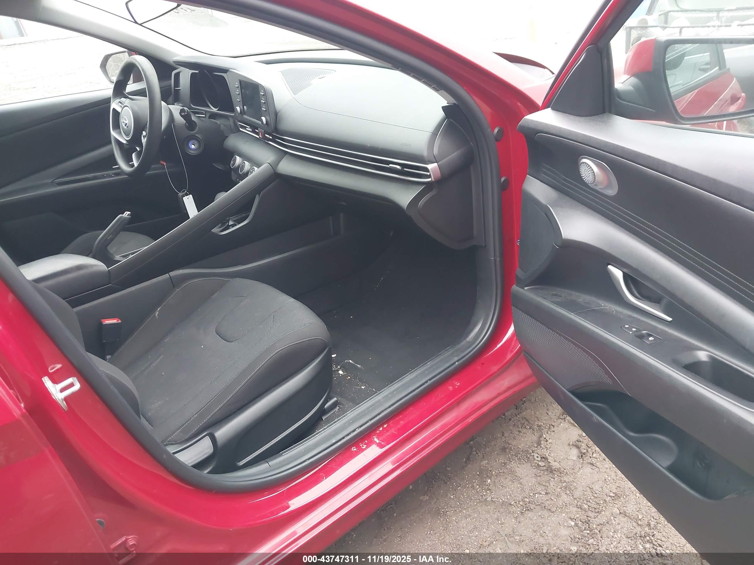 HYUNDAI ELANTRA image 5