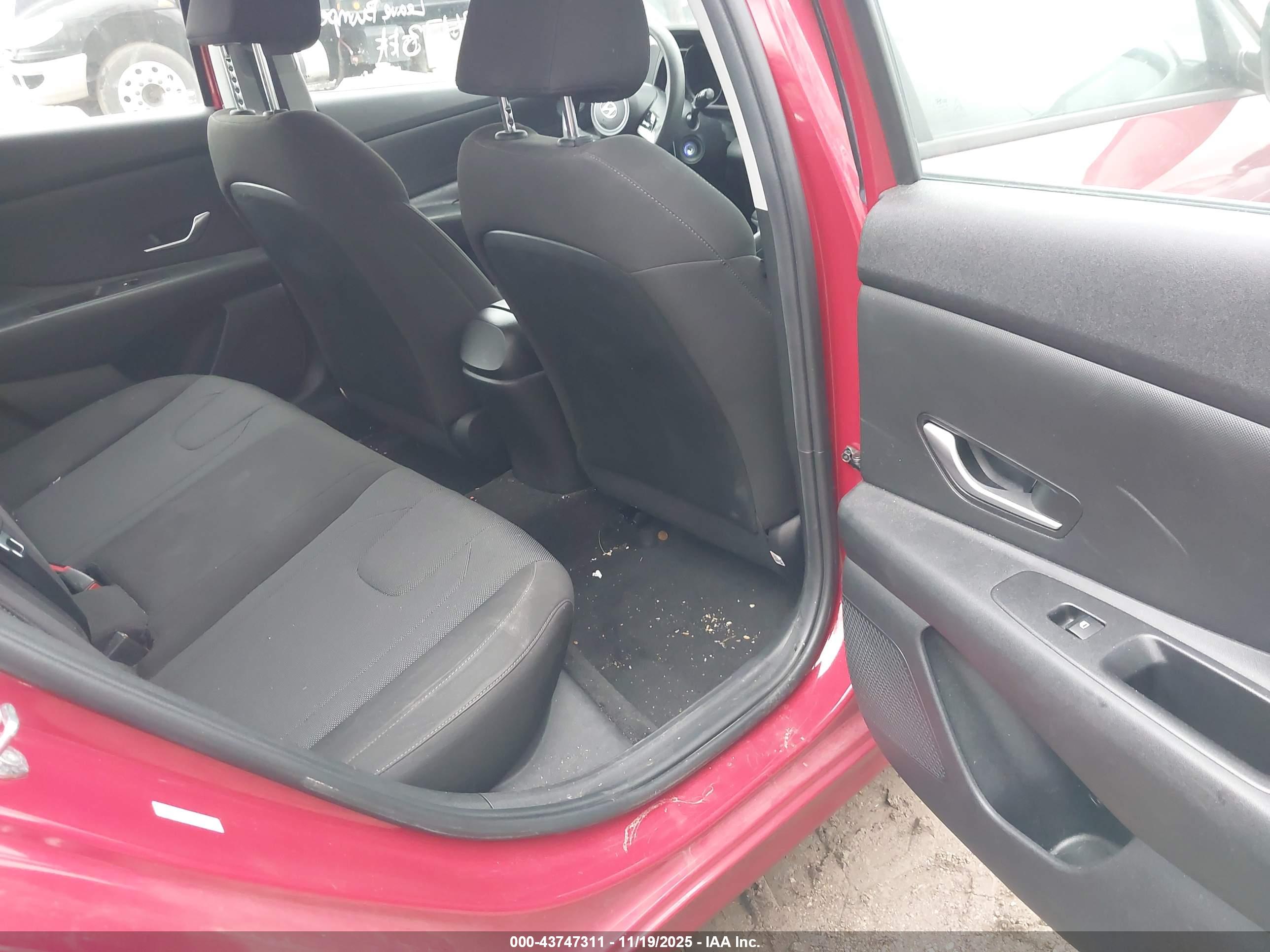 HYUNDAI ELANTRA image 8