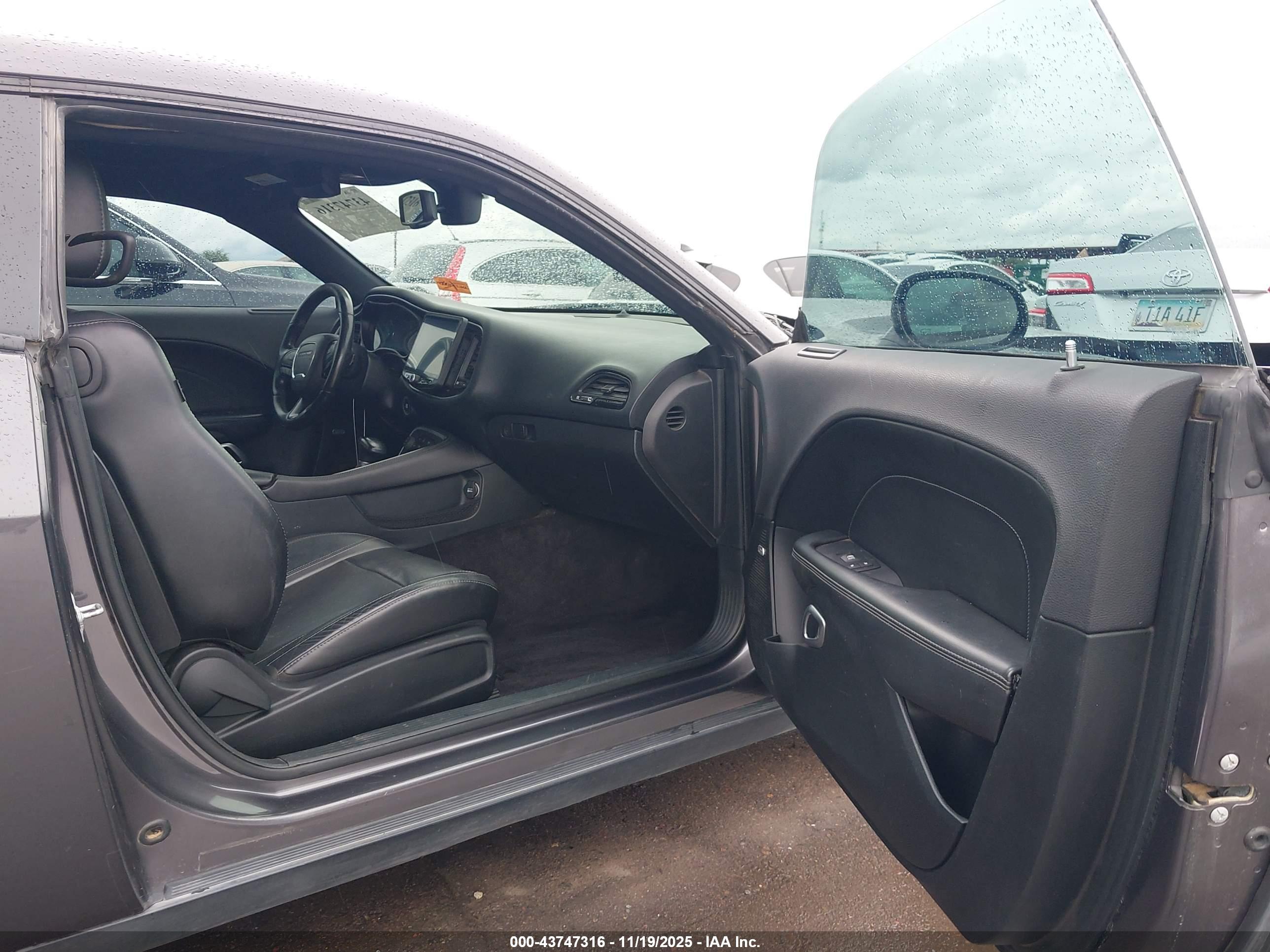 DODGE CHALLENGER image 5
