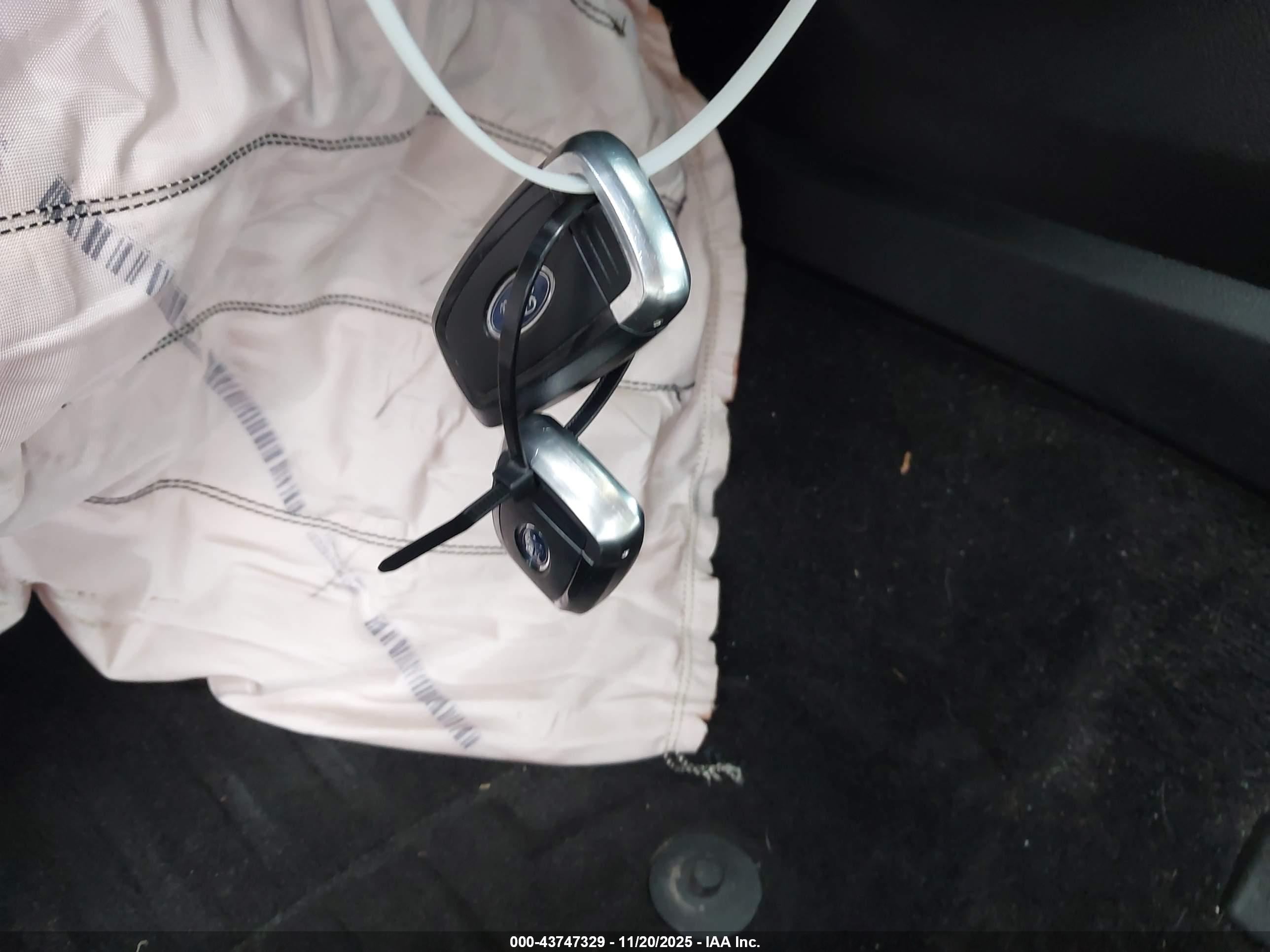 FORD FUSION image 11