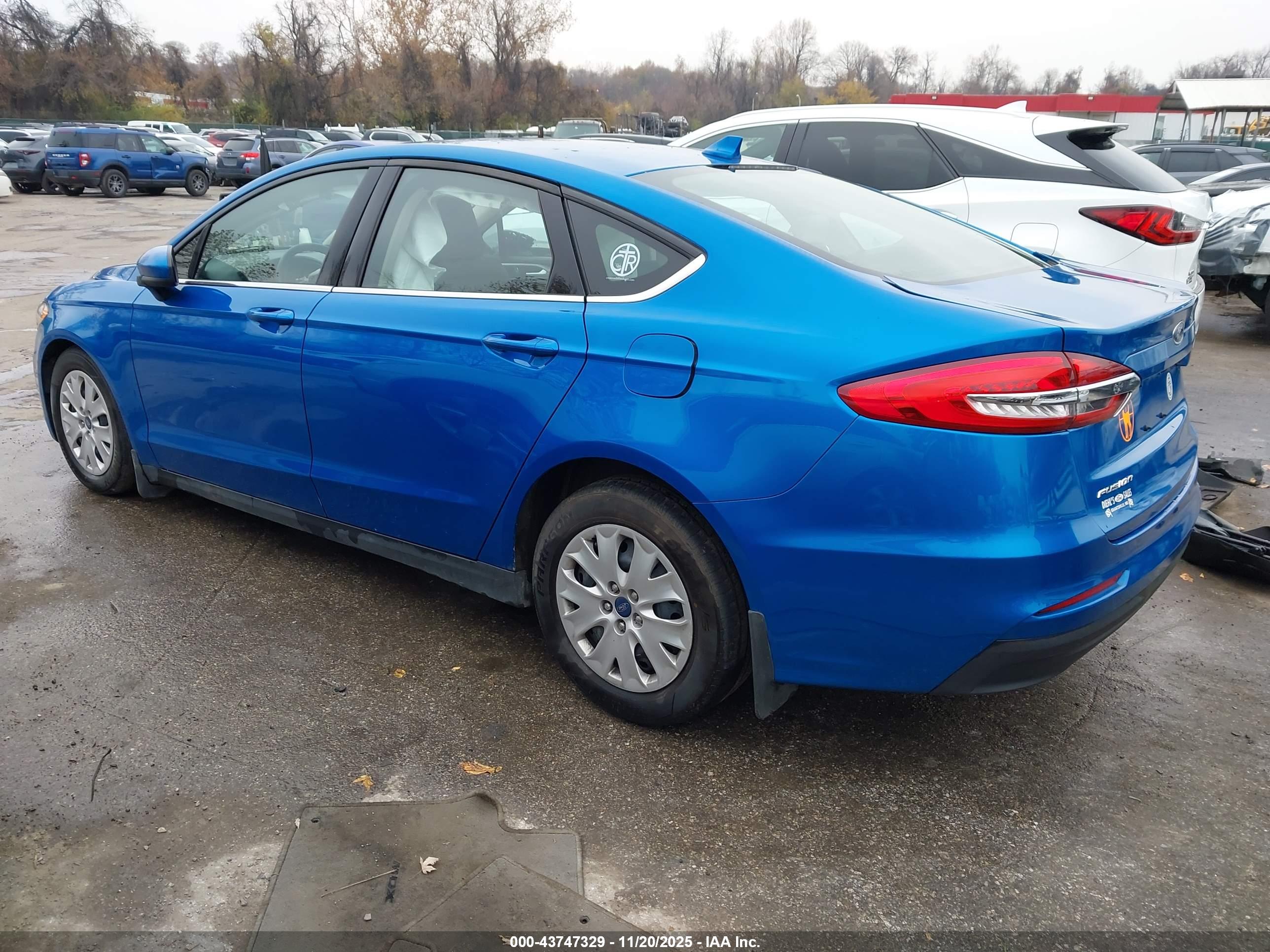 FORD FUSION image 3