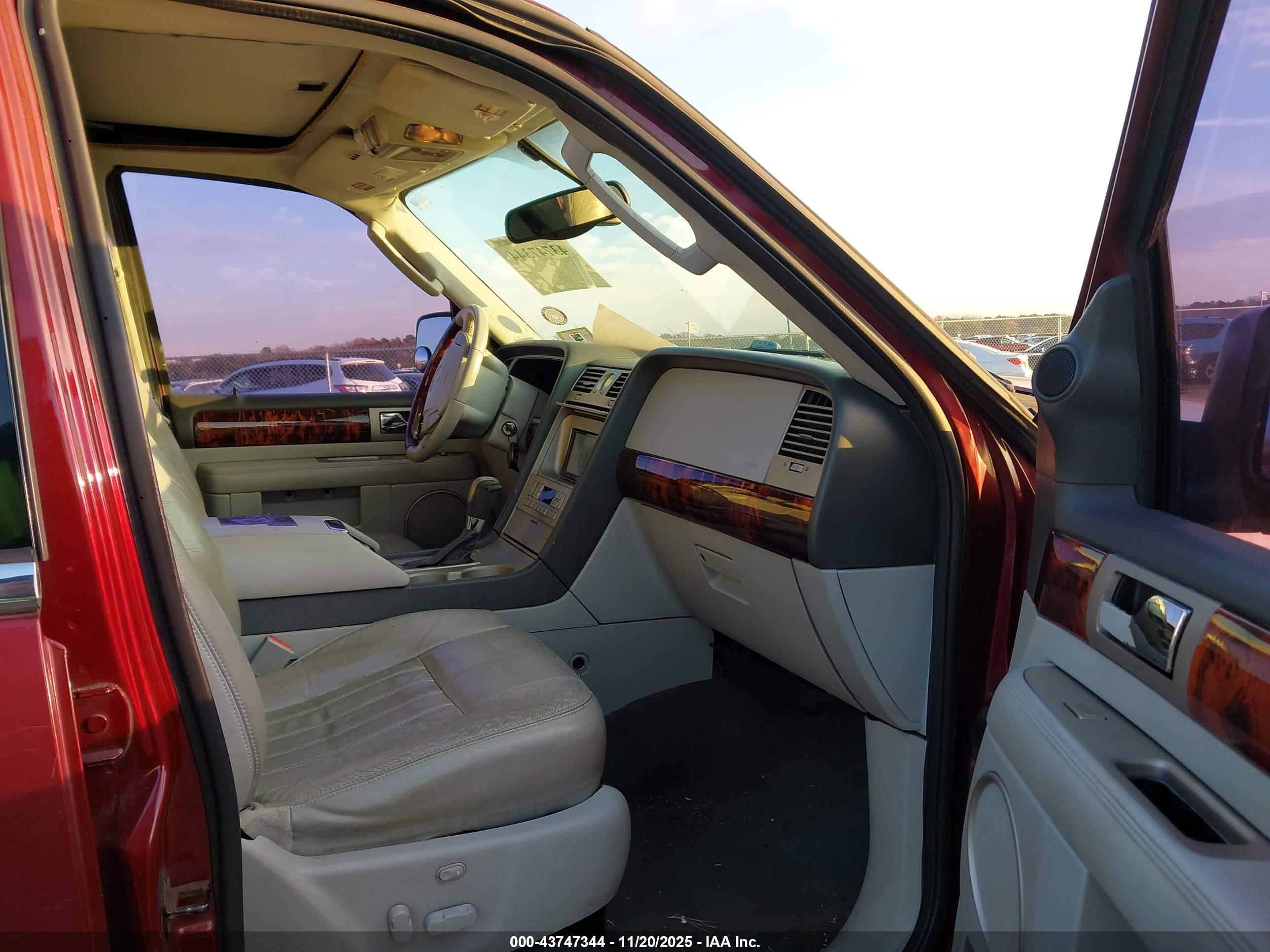 LINCOLN NAVIGATOR image 5